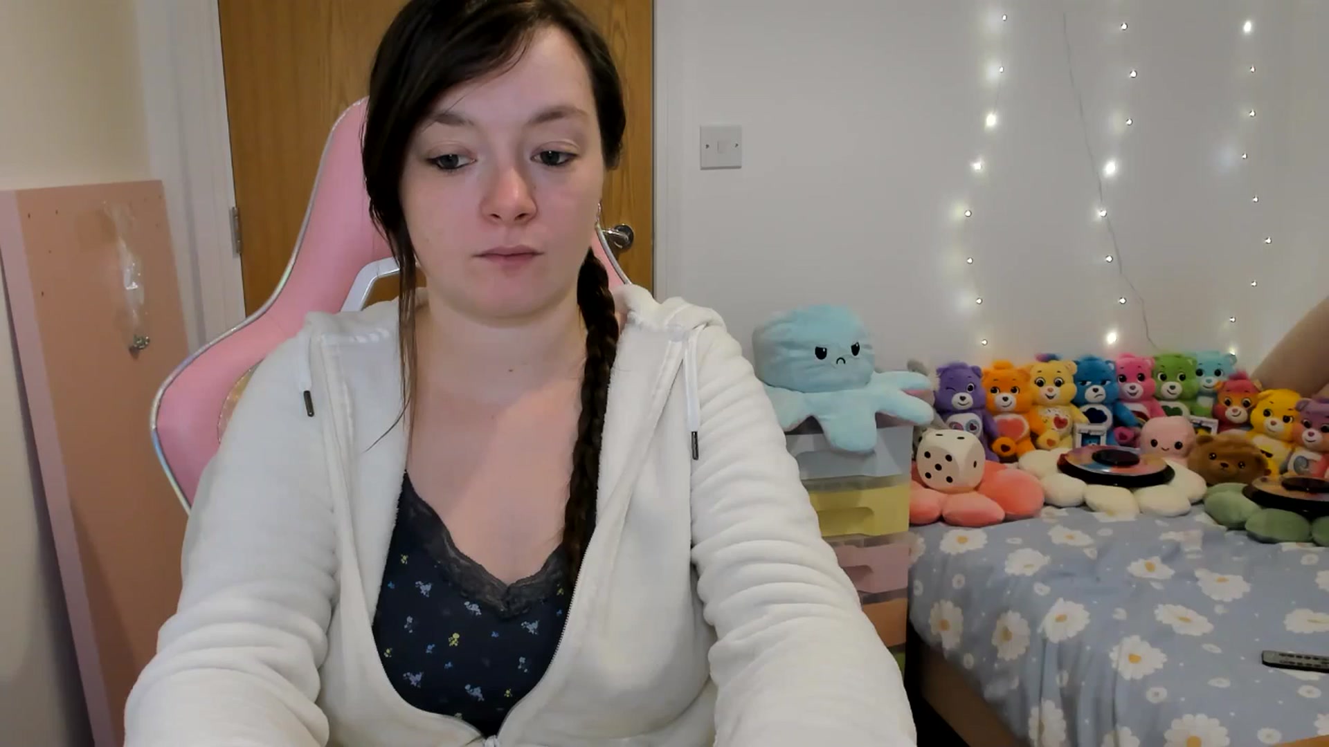 Gallery image thumbnail from JessieBear_'s myfreecams stream on, 11/27/2024, 17:04 image 18 of 20