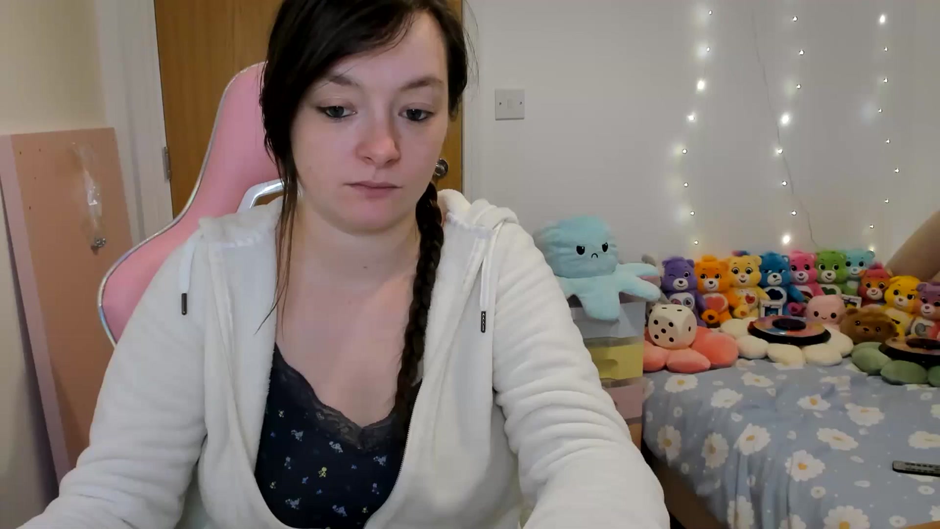 Gallery image thumbnail from JessieBear_'s myfreecams stream on, 11/27/2024, 17:04 image 15 of 20