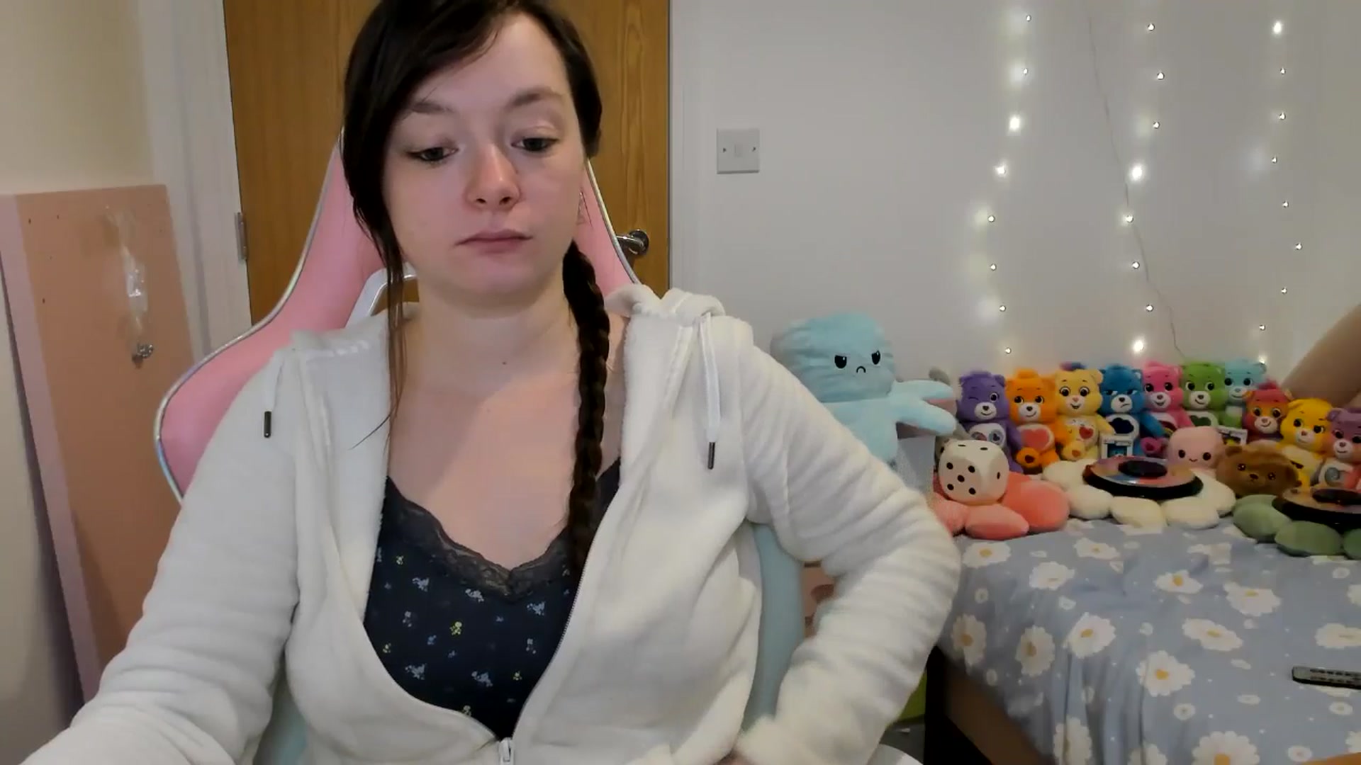 Gallery image thumbnail from JessieBear_'s myfreecams stream on, 11/27/2024, 17:04 image 16 of 20