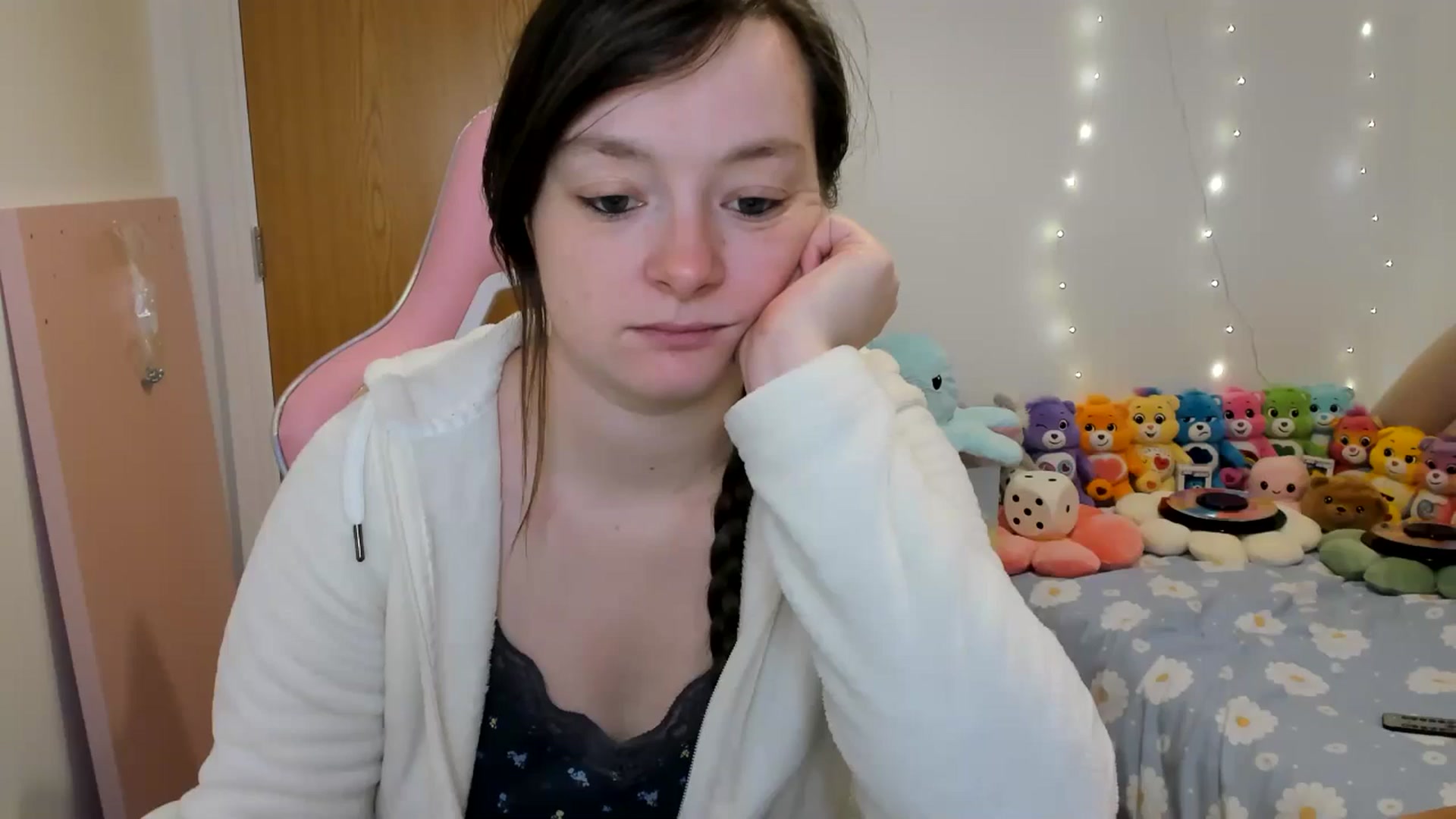 Gallery image thumbnail from JessieBear_'s myfreecams stream on, 11/27/2024, 17:04 image 7 of 20