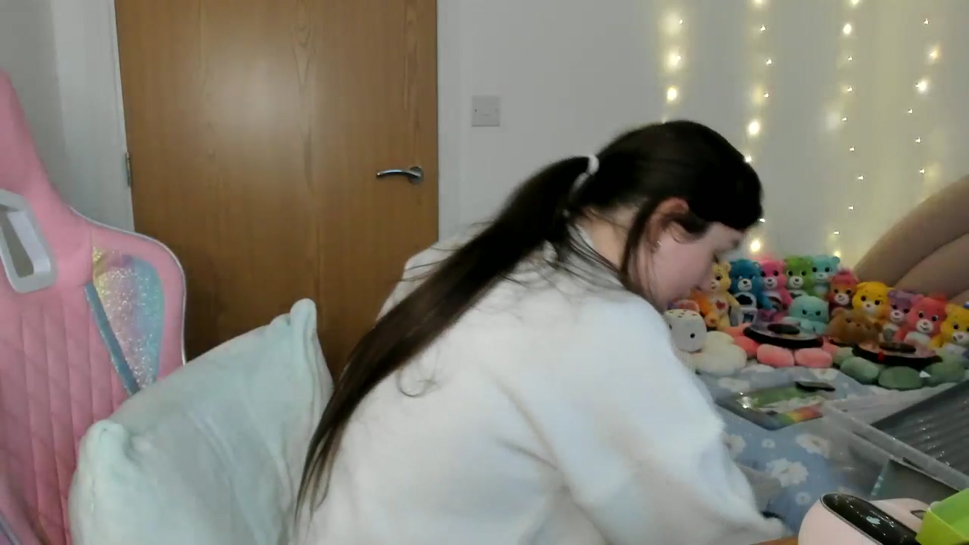 Gallery image thumbnail from JessieBear_'s myfreecams stream on, 12/02/2024, 15:35 image 15 of 20
