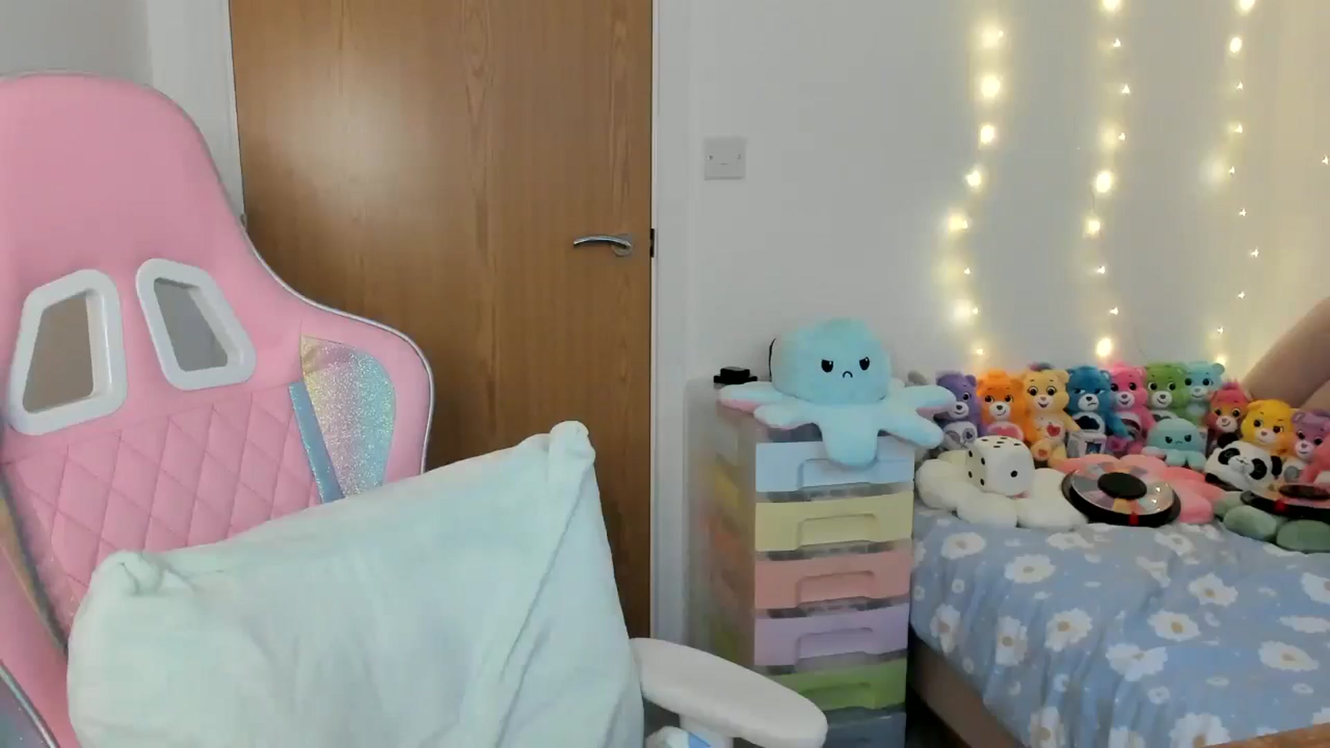 Gallery image thumbnail from JessieBear_'s myfreecams stream on, 12/03/2024, 16:07 image 13 of 20