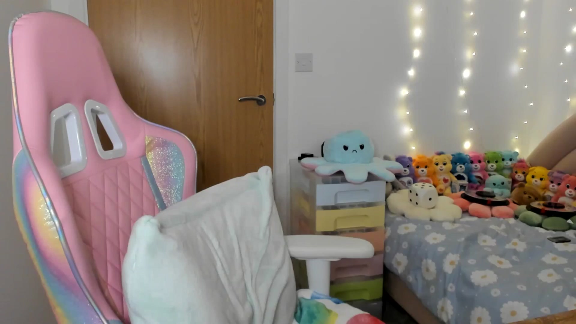 Gallery image thumbnail from JessieBear_'s myfreecams stream on, 12/06/2024, 17:25 image 13 of 20
