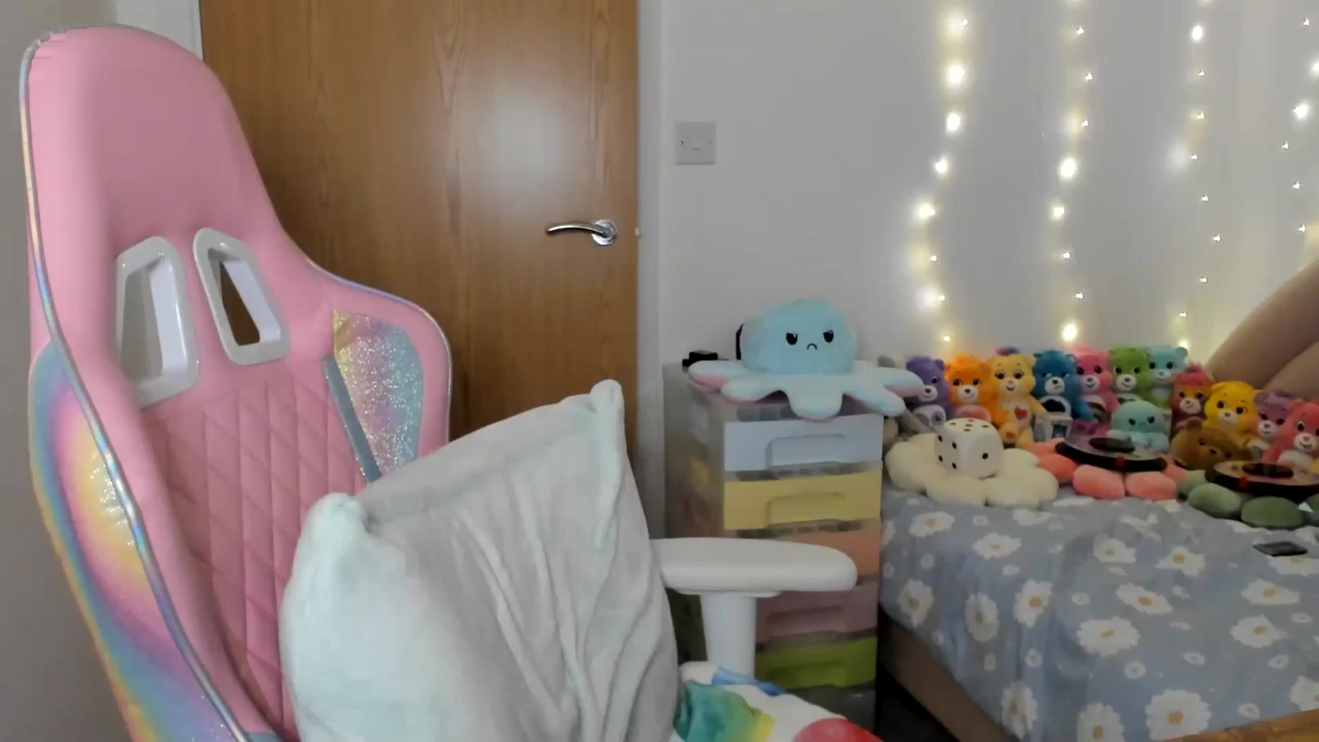 Gallery image thumbnail from JessieBear_'s myfreecams stream on, 12/06/2024, 17:25 image 14 of 20