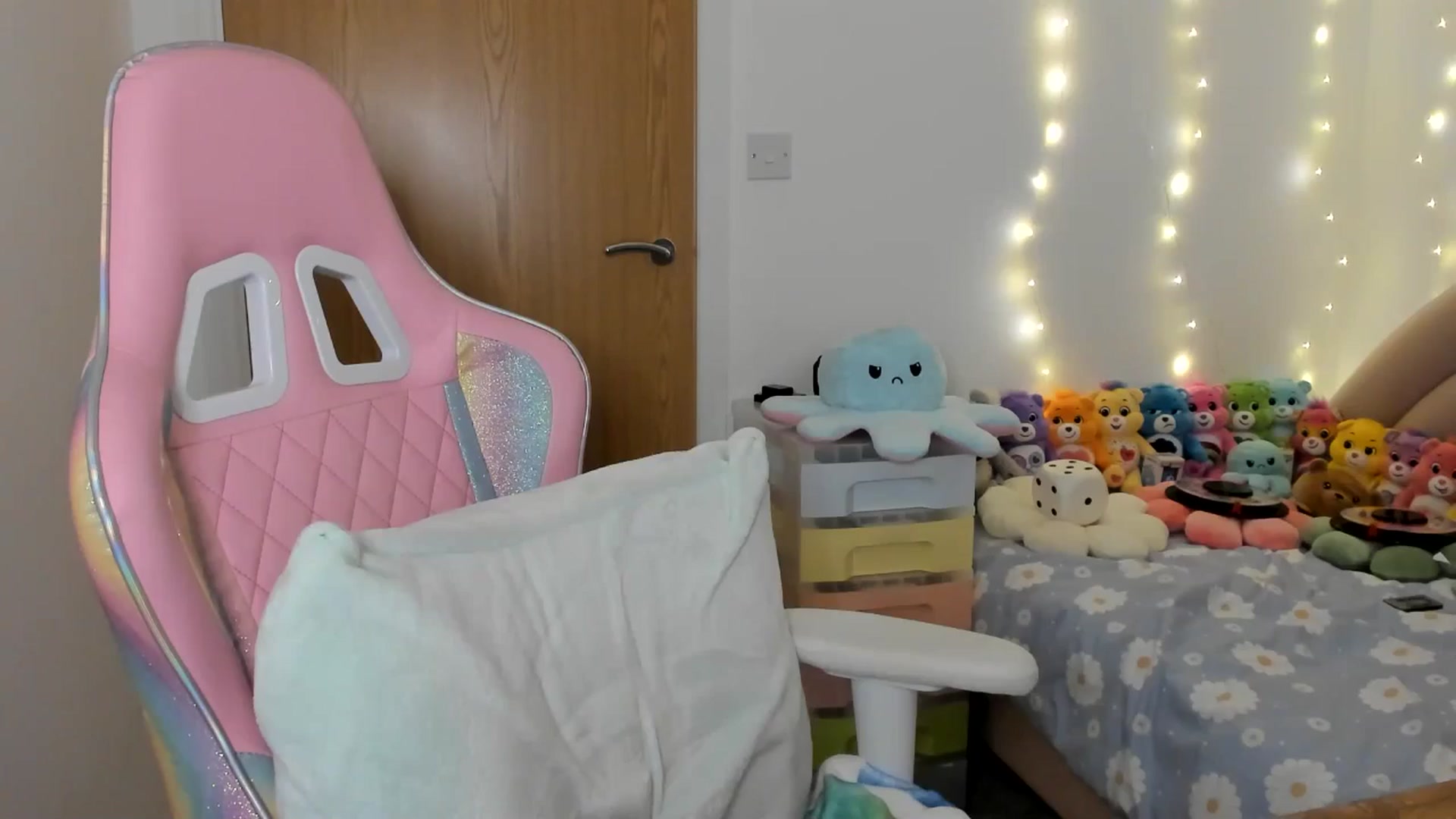 Gallery image thumbnail from JessieBear_'s myfreecams stream on, 12/06/2024, 17:25 image 19 of 20