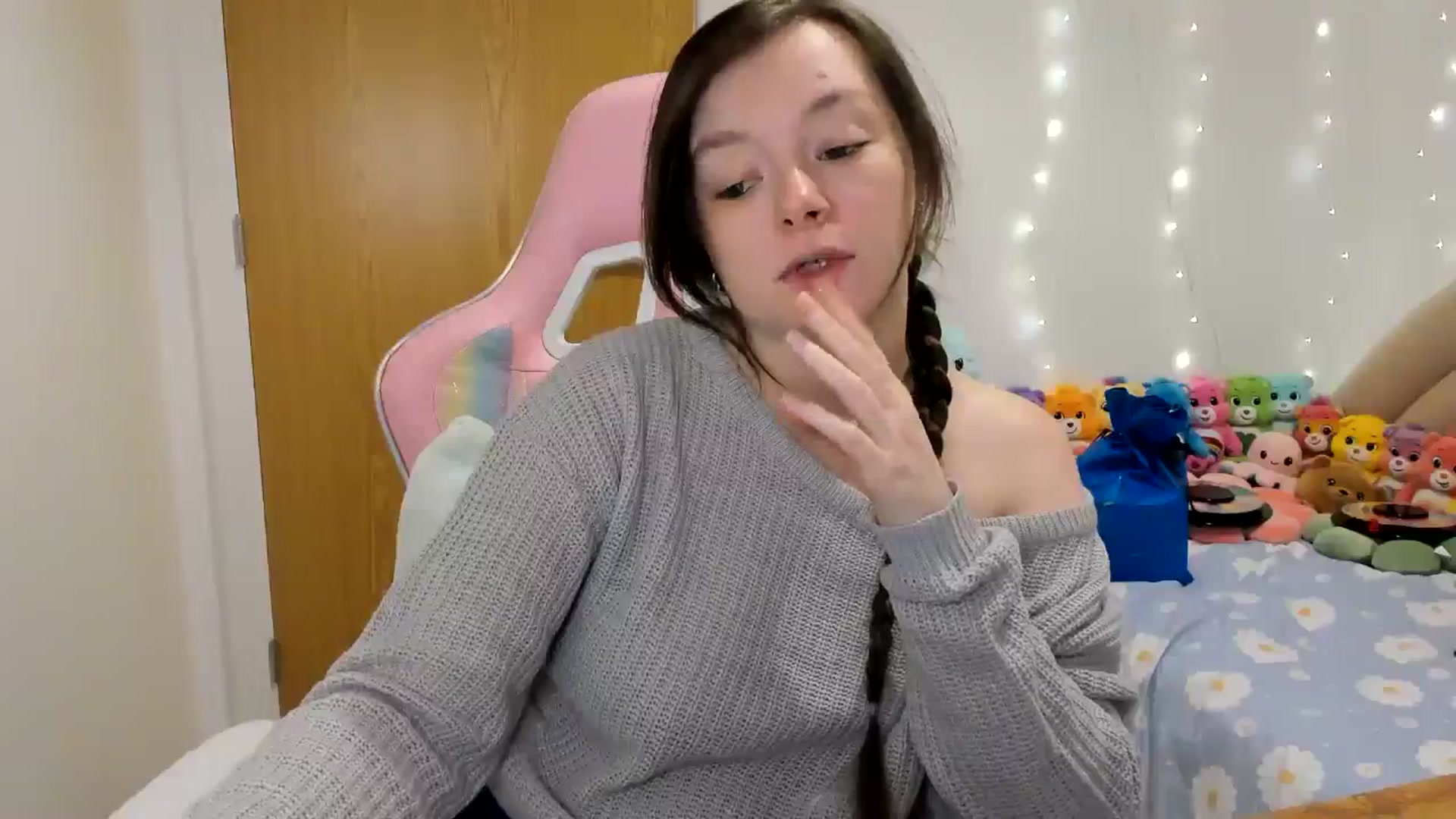 Gallery image thumbnail from JessieBear_'s myfreecams stream on, 12/10/2024, 18:12 image 16 of 20