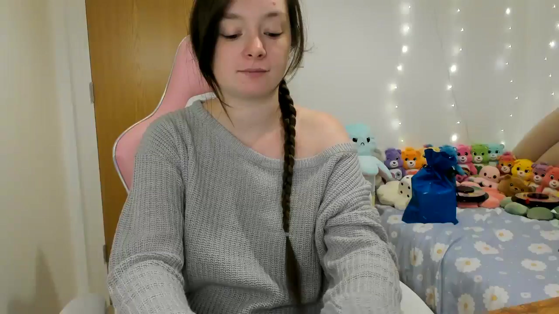 Gallery image thumbnail from JessieBear_'s myfreecams stream on, 12/10/2024, 18:12 image 17 of 20