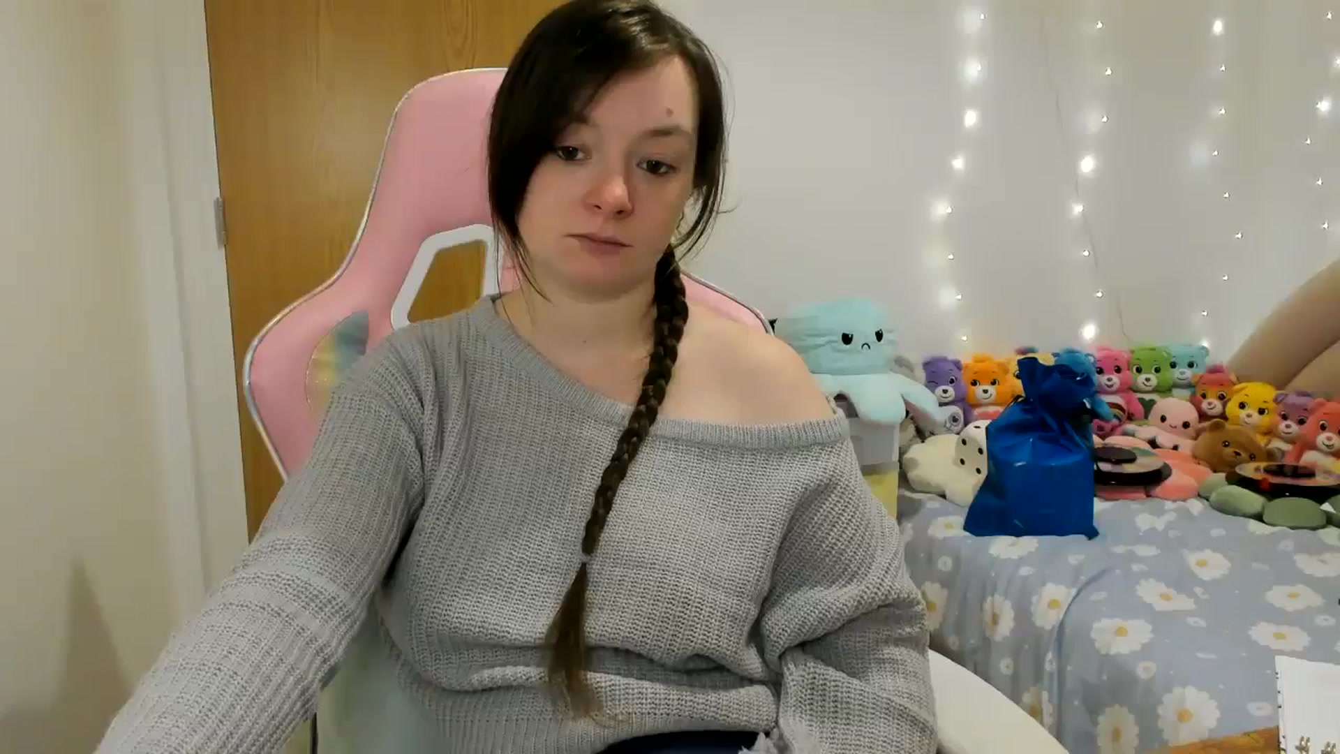 Gallery image thumbnail from JessieBear_'s myfreecams stream on, 12/10/2024, 18:12 image 8 of 20