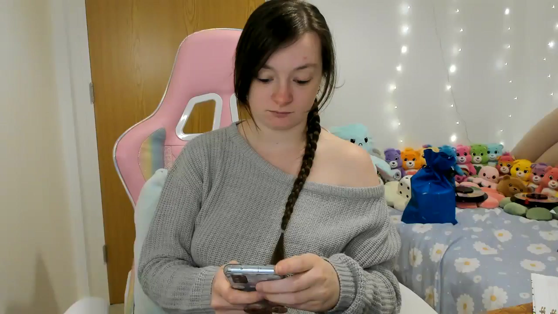 Gallery image thumbnail from JessieBear_'s myfreecams stream on, 12/10/2024, 18:12 image 9 of 20