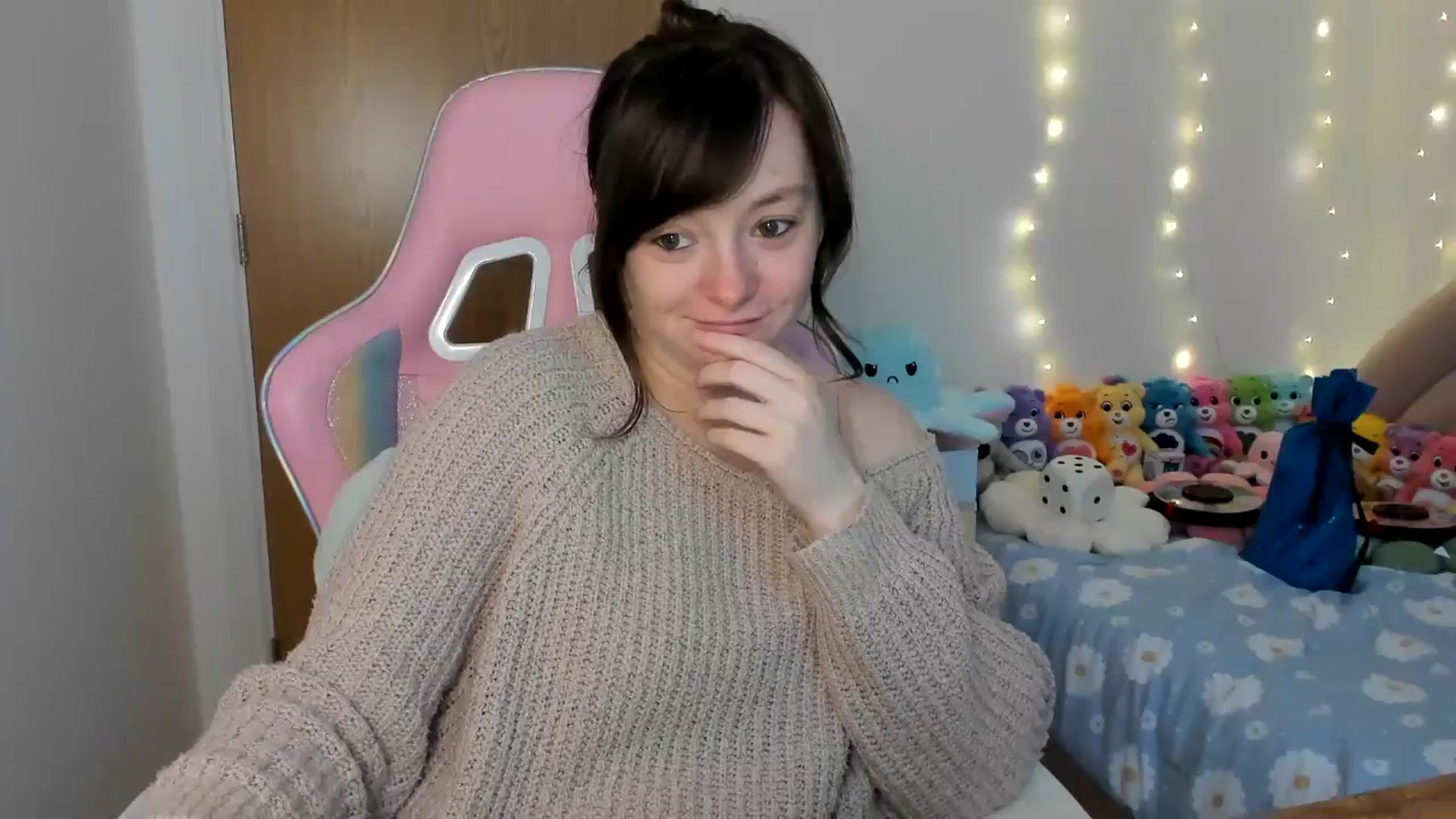 Gallery image thumbnail from JessieBear_'s myfreecams stream on, 12/13/2024, 17:06 image 1 of 20