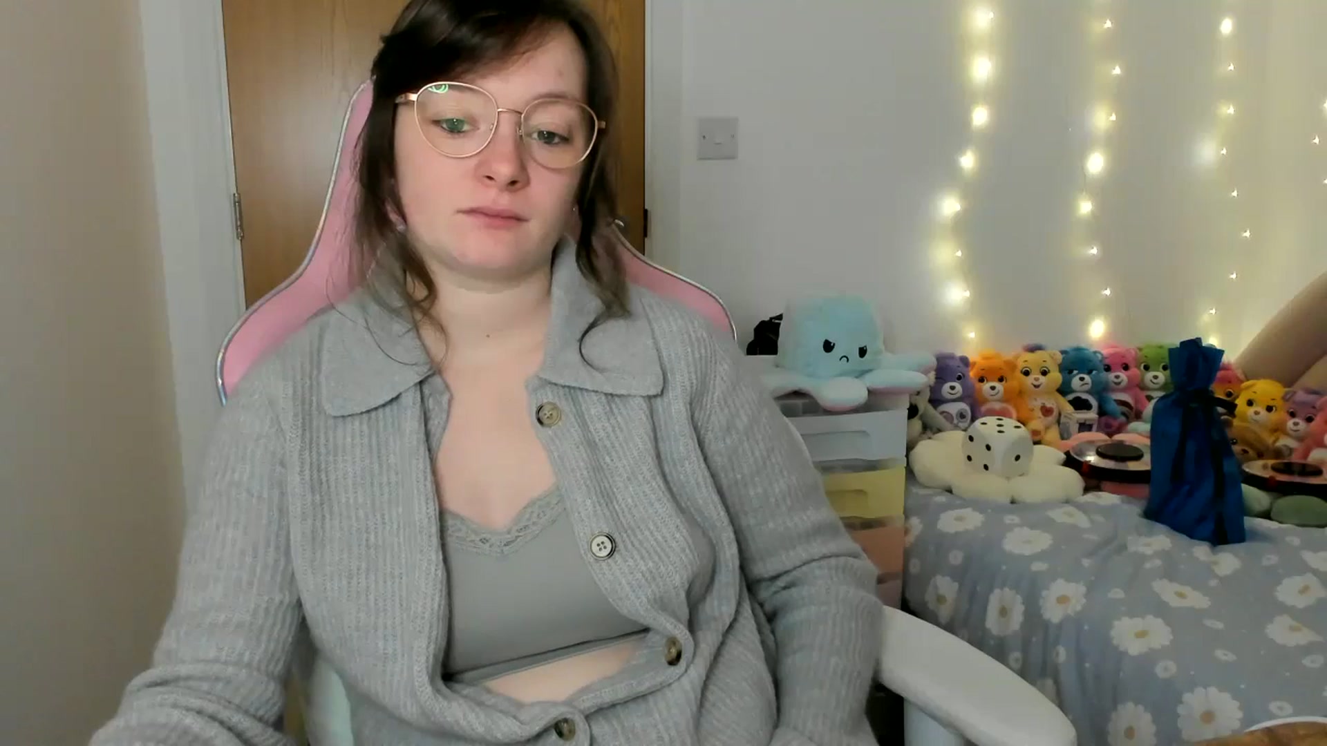Gallery image thumbnail from JessieBear_'s myfreecams stream on, 12/17/2024, 16:55 image 17 of 20