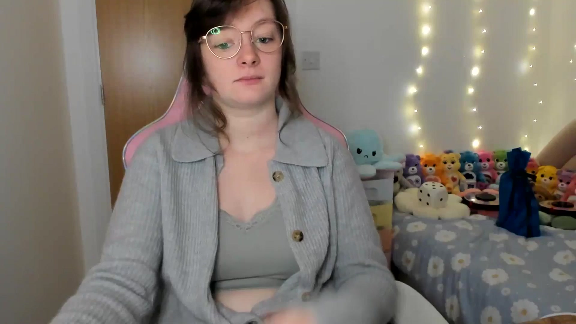 Gallery image thumbnail from JessieBear_'s myfreecams stream on, 12/17/2024, 16:55 image 15 of 20