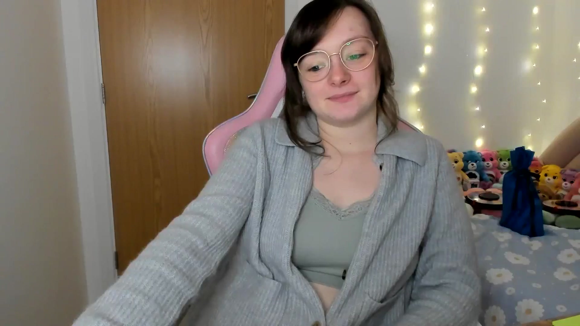 Gallery image thumbnail from JessieBear_'s myfreecams stream on, 12/17/2024, 17:49 image 12 of 20