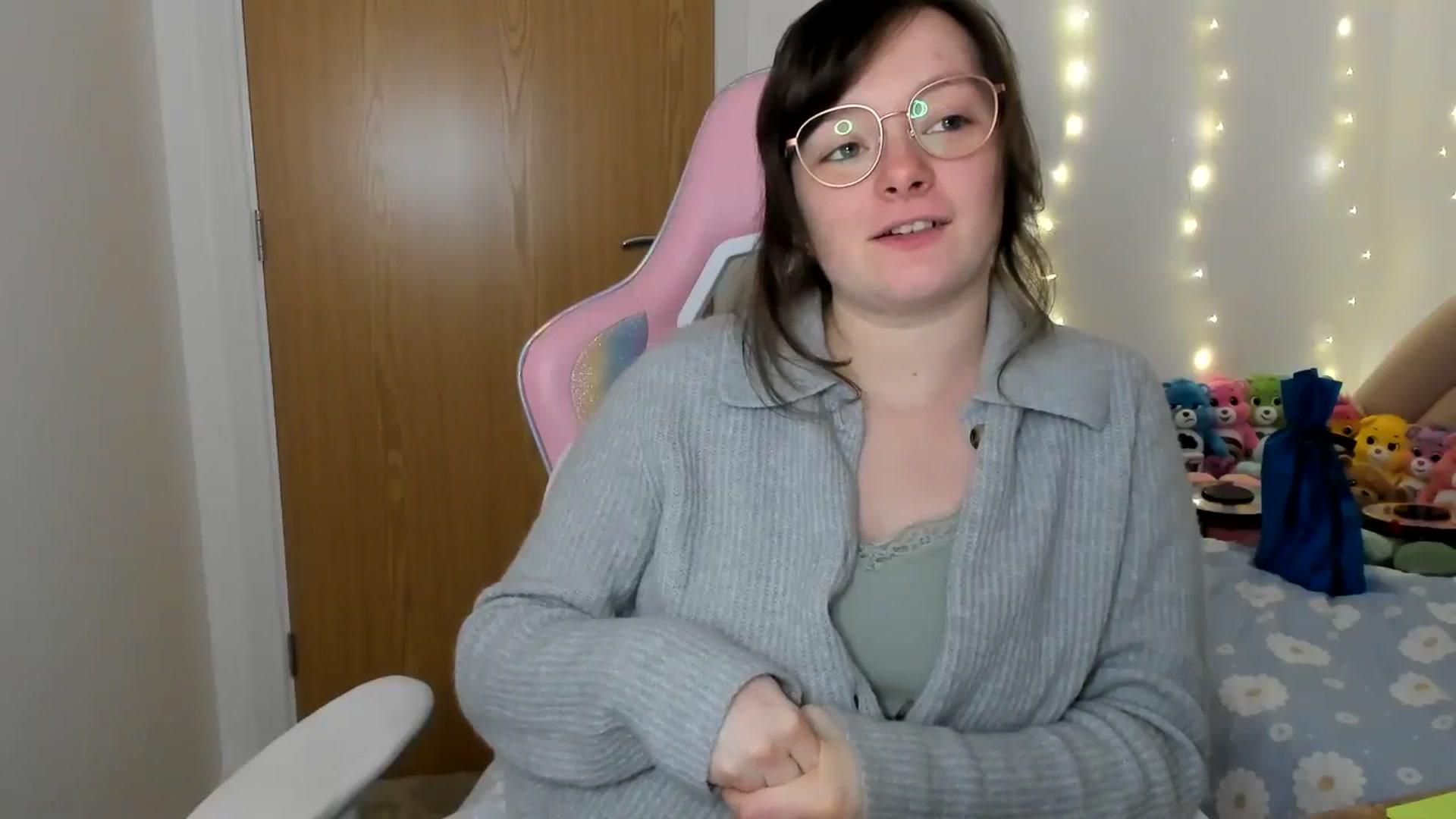 Gallery image thumbnail from JessieBear_'s myfreecams stream on, 12/17/2024, 17:49 image 15 of 20