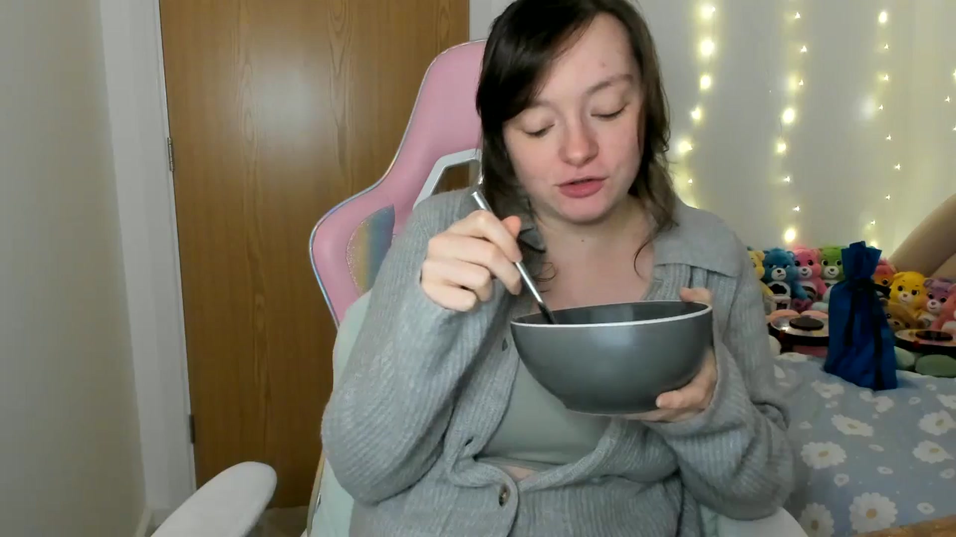 Gallery image thumbnail from JessieBear_'s myfreecams stream on, 12/17/2024, 17:49 image 2 of 20