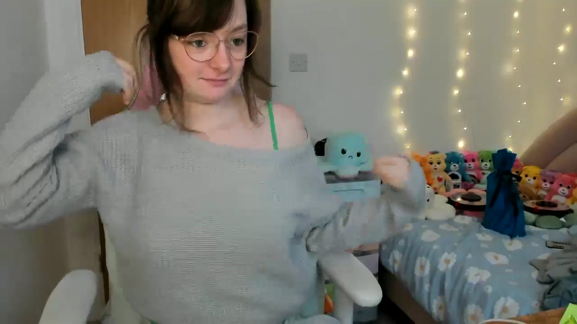 Gallery image thumbnail from JessieBear_'s myfreecams stream on, 12/24/2024, 15:04 image 14 of 20