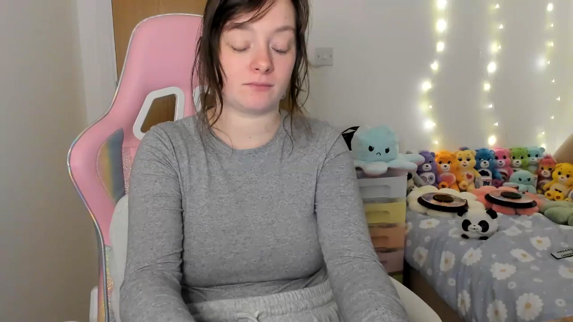 Gallery image thumbnail from JessieBear_'s myfreecams stream on, 01/03/2025, 18:03 image 18 of 20