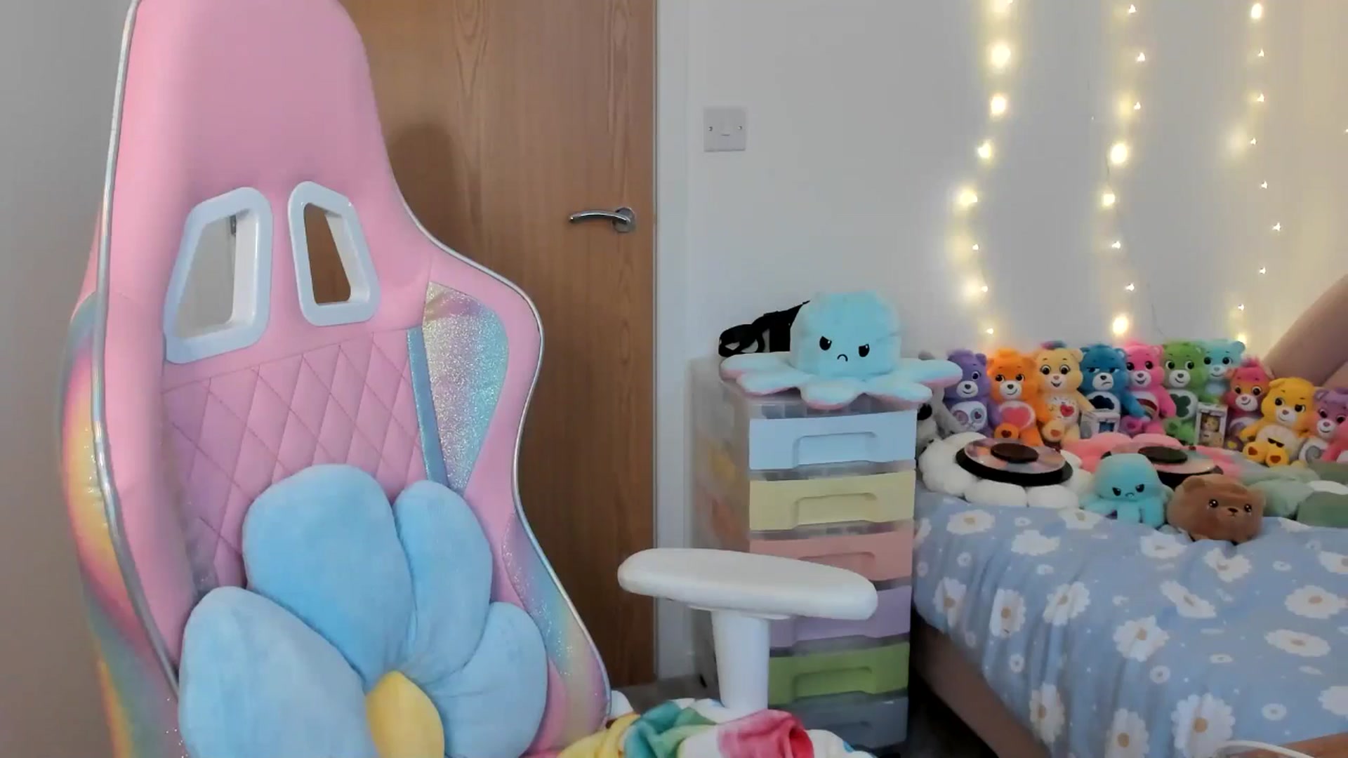 Gallery image thumbnail from JessieBear_'s myfreecams stream on, 01/10/2025, 16:20 image 19 of 20