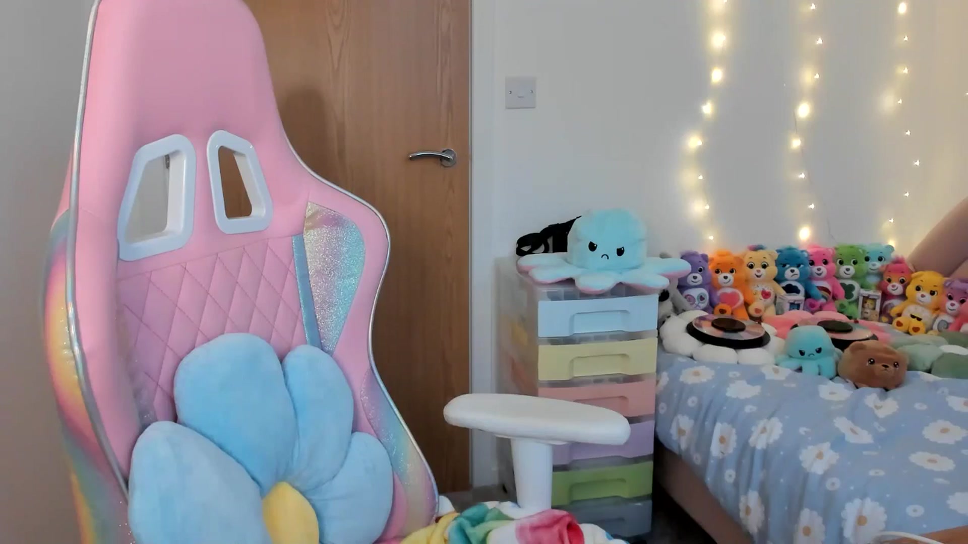 Gallery image thumbnail from JessieBear_'s myfreecams stream on, 01/10/2025, 16:20 image 18 of 20