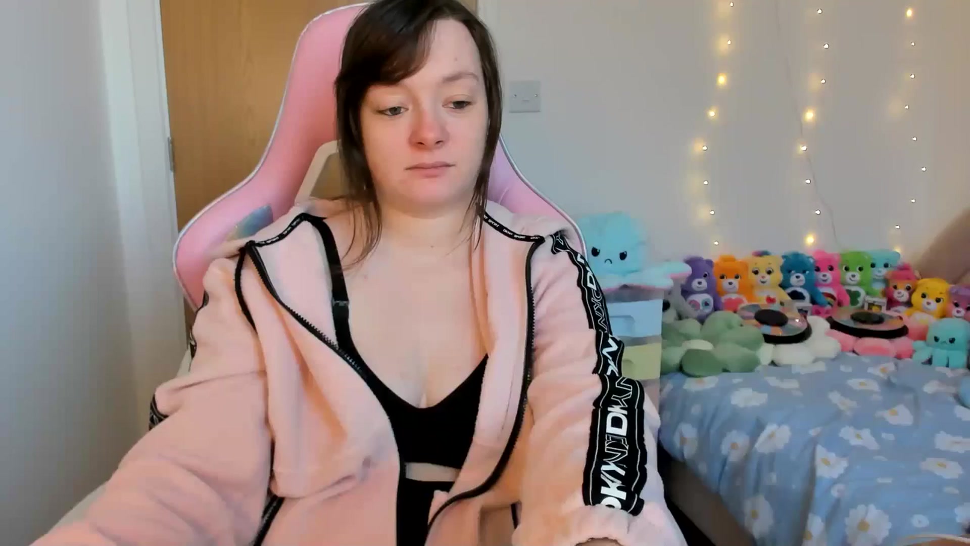 Gallery image thumbnail from JessieBear_'s myfreecams stream on, 01/16/2025, 16:23 image 8 of 20
