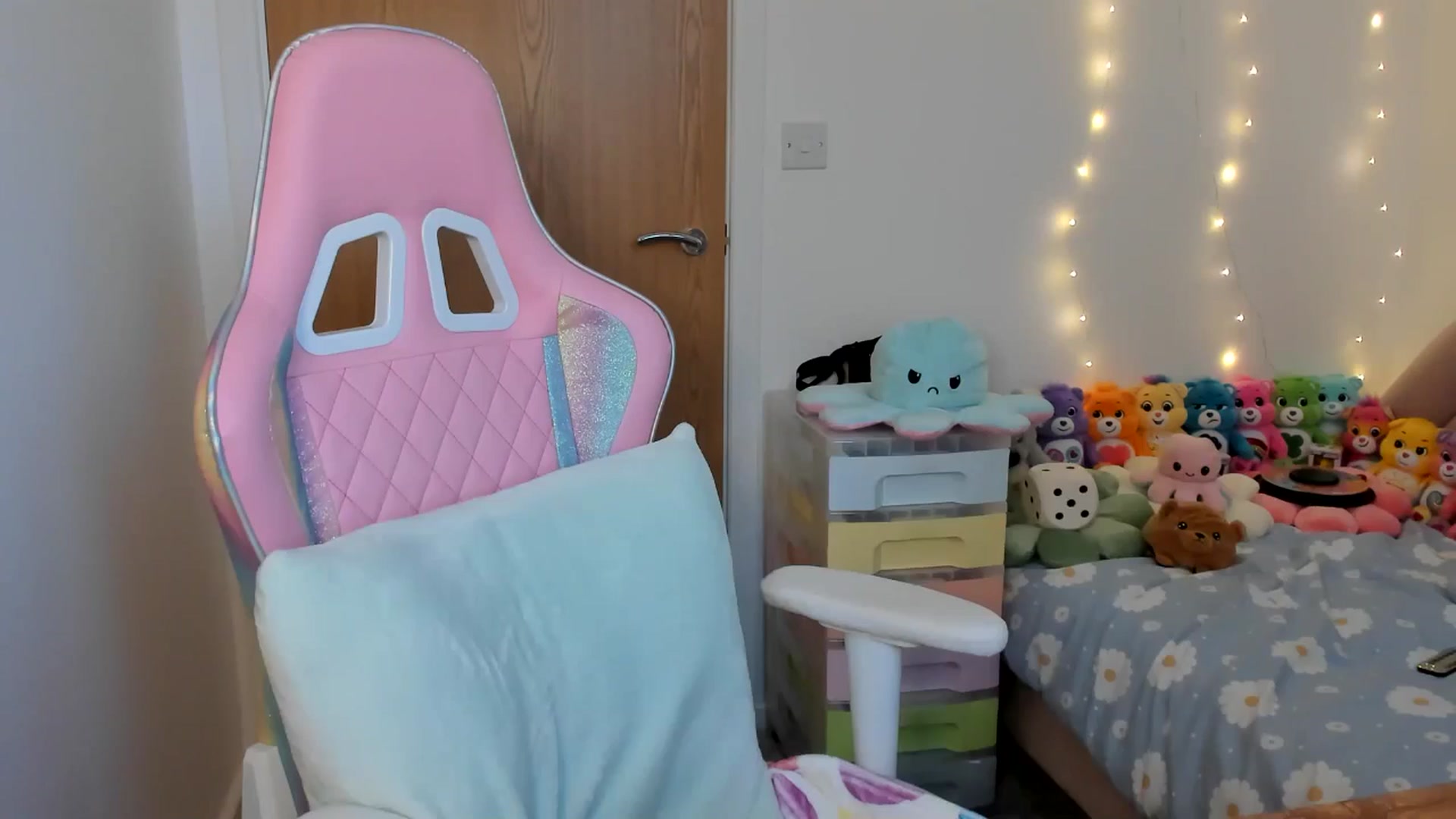 Gallery image thumbnail from JessieBear_'s myfreecams stream on, 01/29/2025, 16:22 image 16 of 20