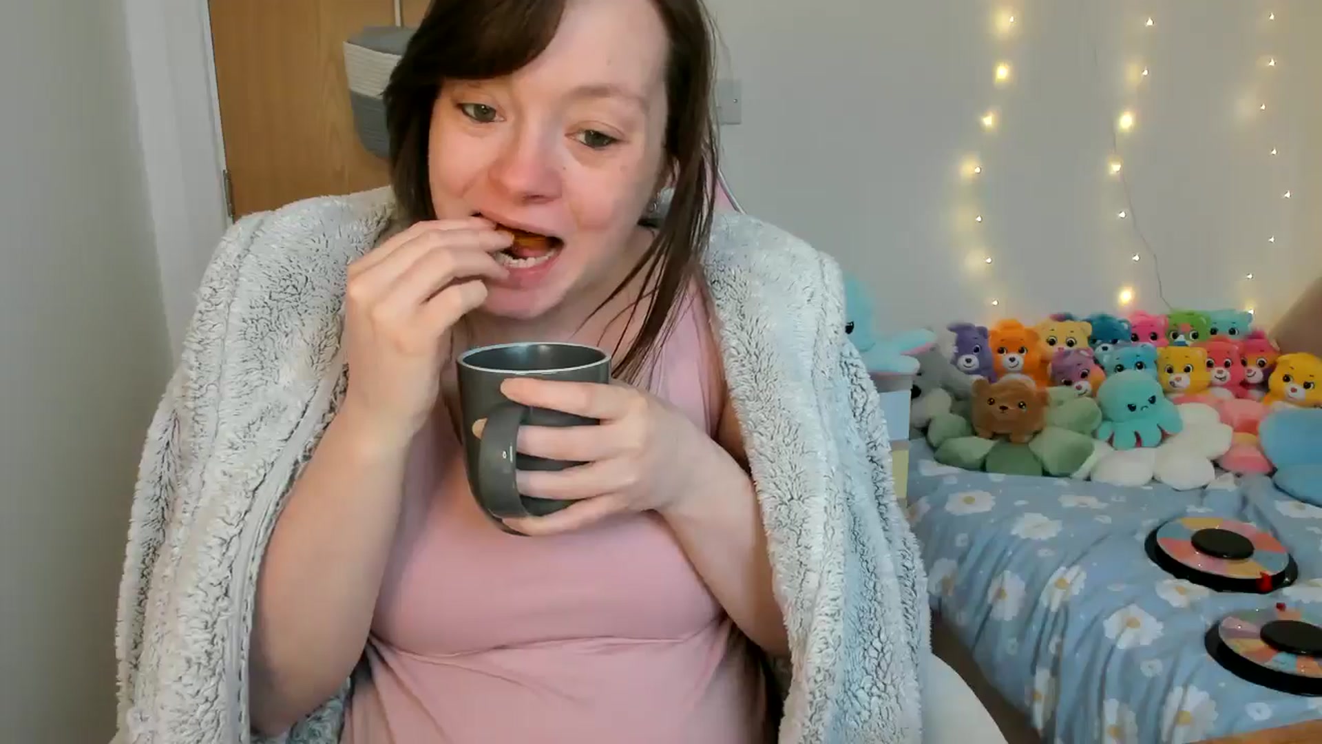 Gallery image thumbnail from JessieBear_'s myfreecams stream on, 02/19/2025, 16:46 image 2 of 20