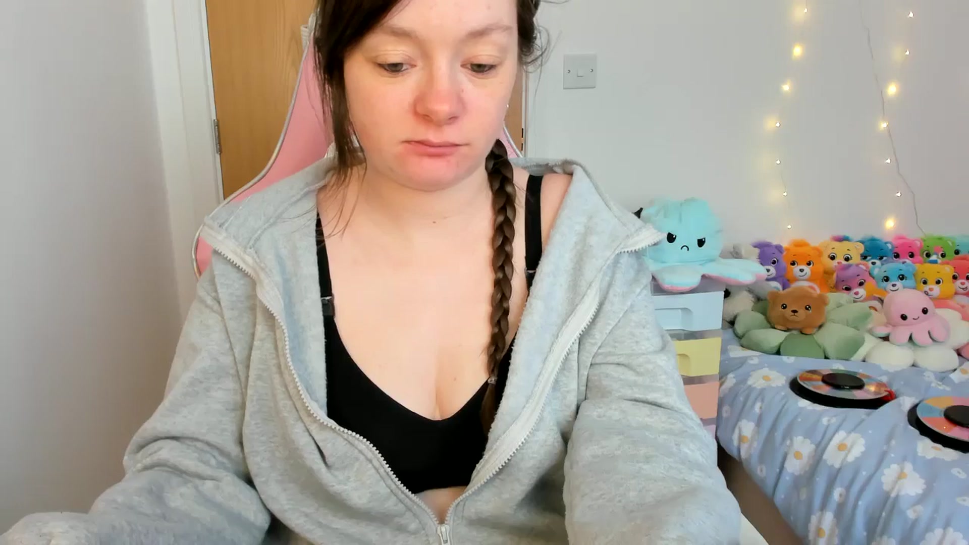 Gallery image thumbnail from JessieBear_'s myfreecams stream on, 02/27/2025, 15:46 image 2 of 20