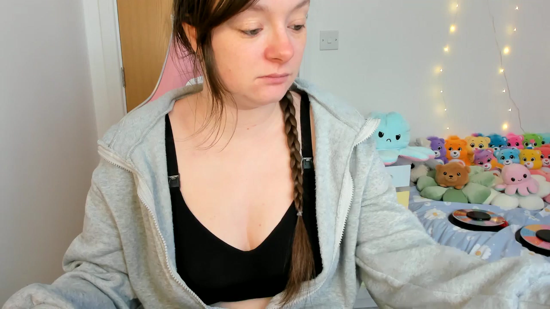 Gallery image thumbnail from JessieBear_'s myfreecams stream on, 02/27/2025, 15:46 image 5 of 20