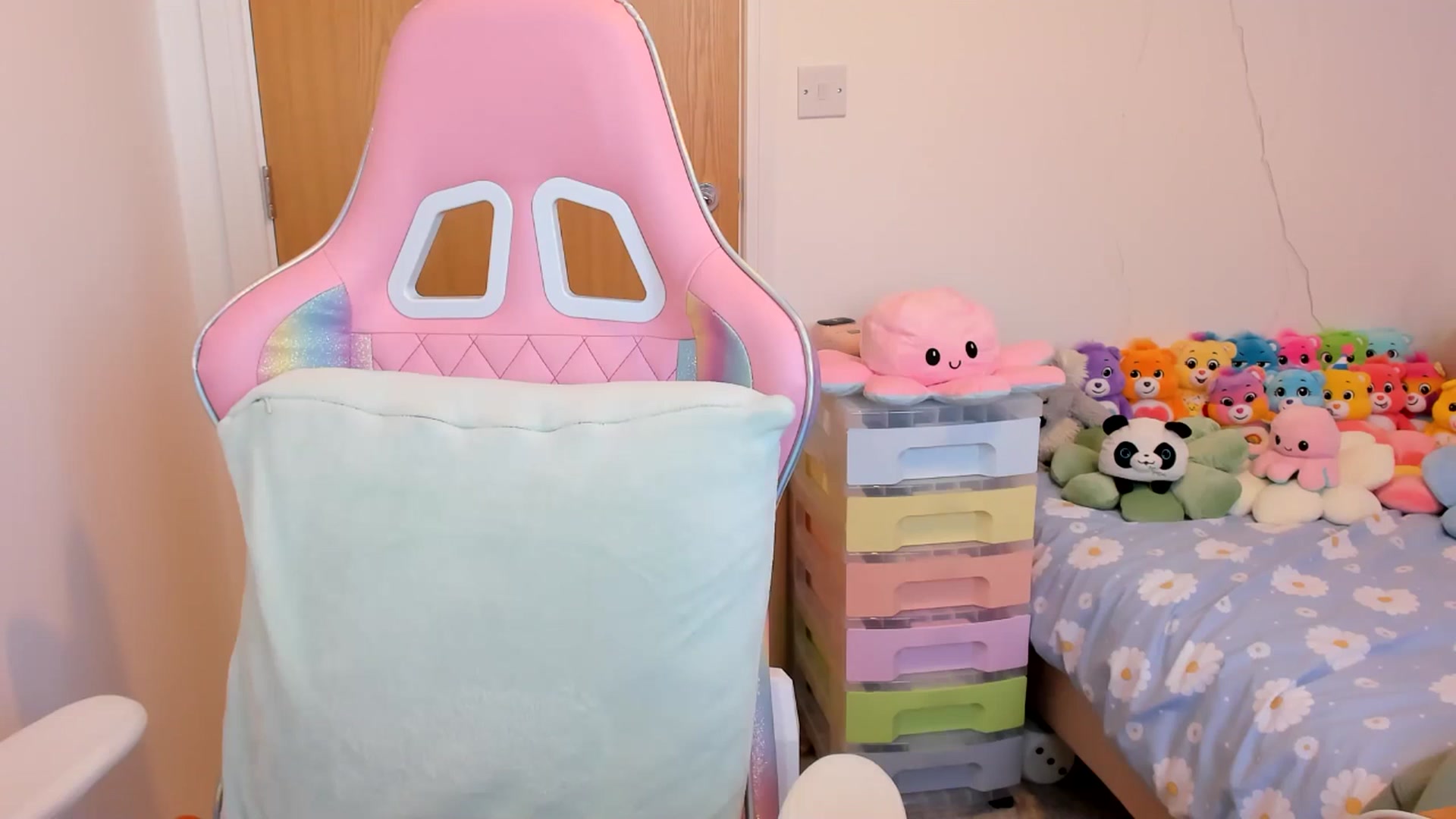 Gallery image thumbnail from JessieBear_'s myfreecams stream on, 04/08/2025, 17:15 image 15 of 20