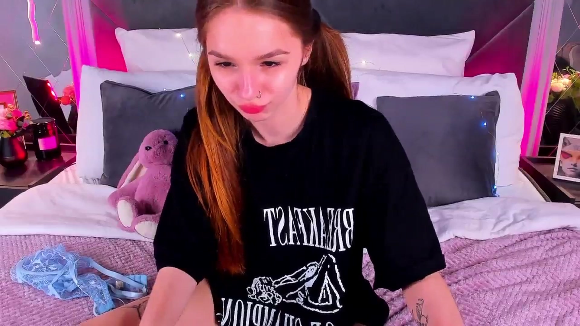 Gallery image thumbnail from Jessika18's myfreecams stream on, 04/26/2026, 16:38 image 17 of 20