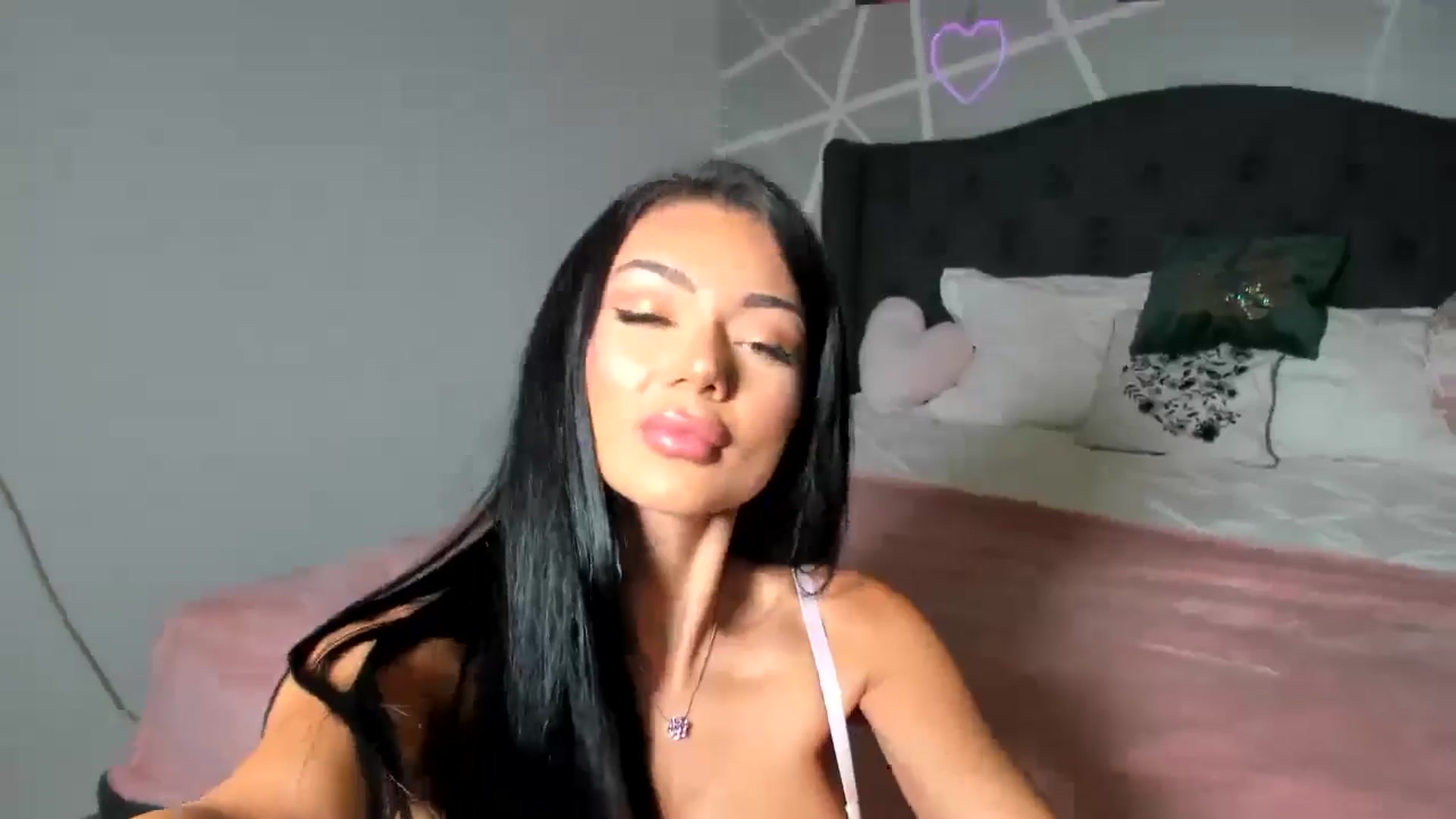 Gallery image thumbnail from JessyKatt's myfreecams stream on, 08/07/2024, 14:06 image 10 of 20