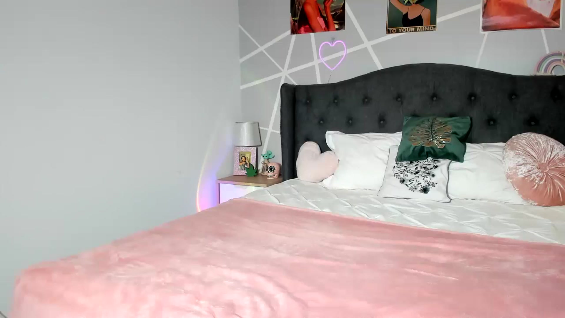 Gallery image thumbnail from JessyKatt's myfreecams stream on, 08/07/2024, 14:06 image 9 of 20