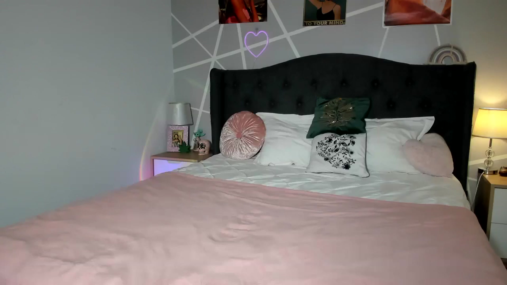 Gallery image thumbnail from JessyKatt's myfreecams stream on, 08/08/2024, 17:42 image 13 of 20