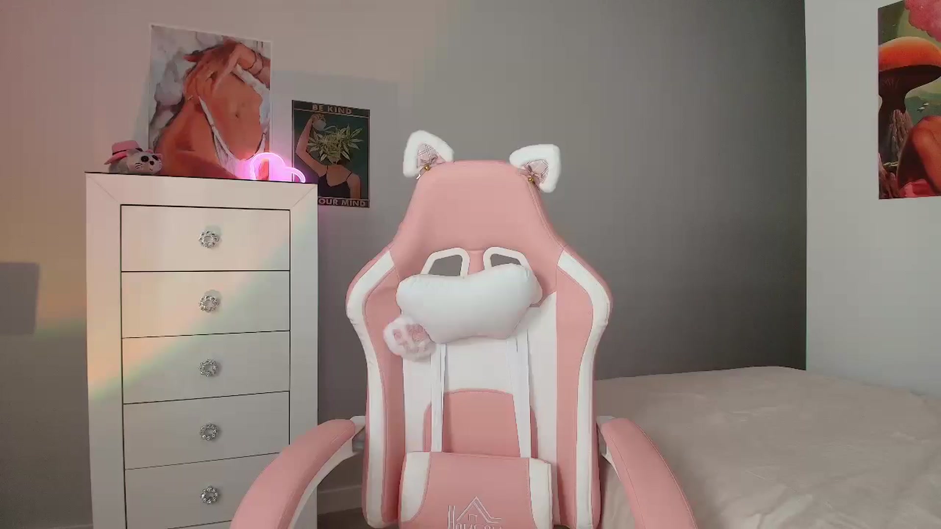 Gallery image thumbnail from JessyKatt's myfreecams stream on, 08/08/2025, 16:57 image 13 of 20