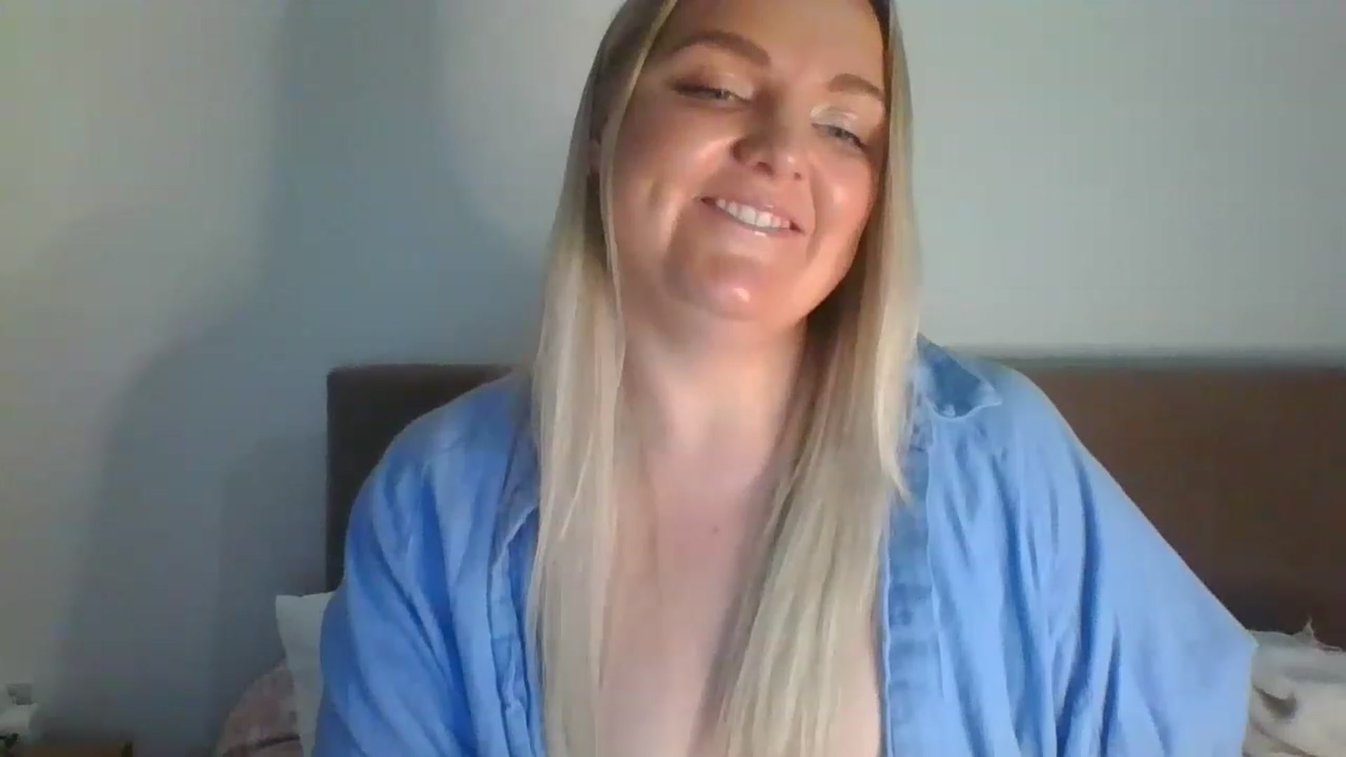 Gallery image thumbnail from JessyLou's myfreecams stream on, 04/15/2023, 21:04 image 7 of 20