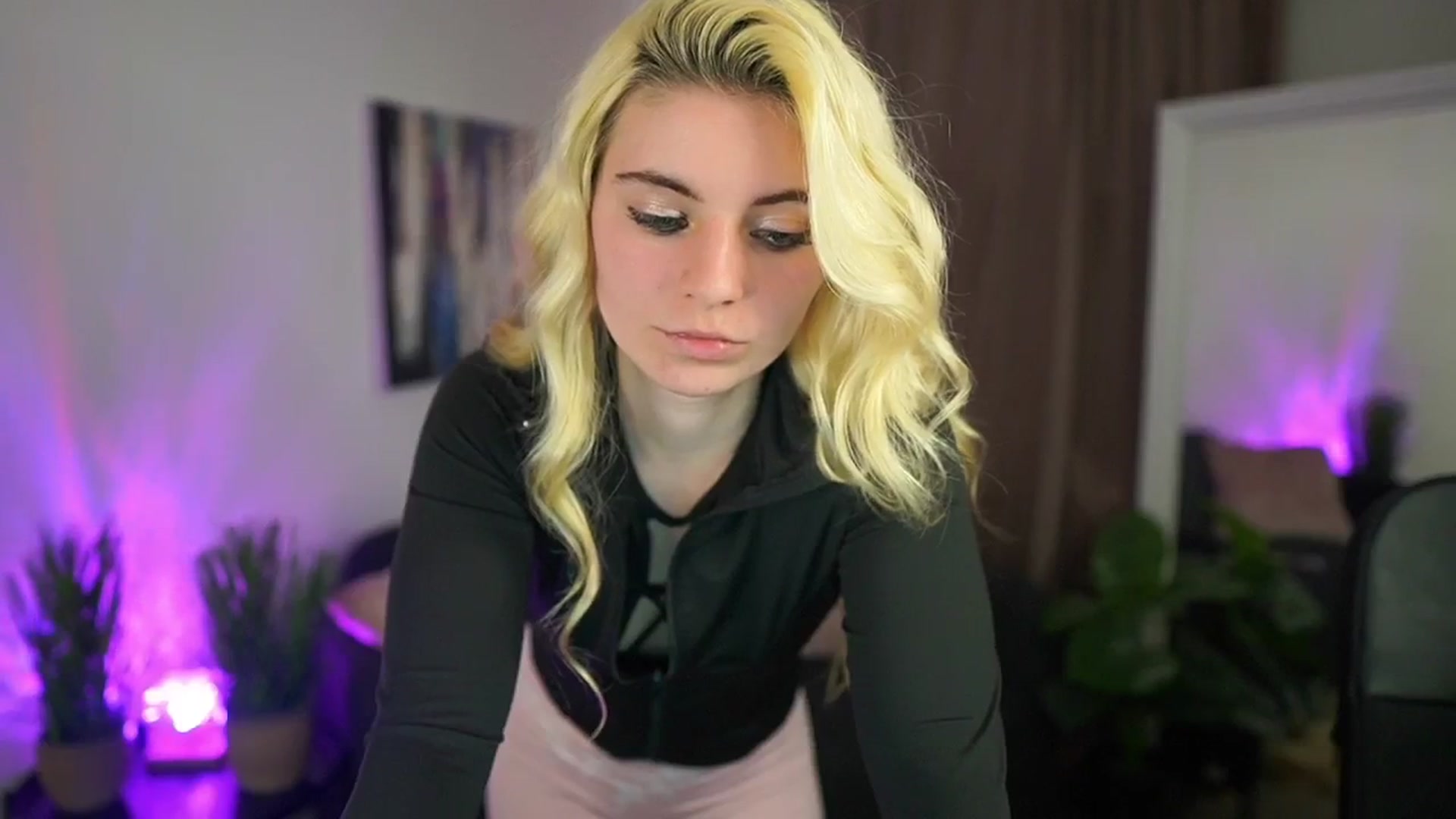 Gallery image thumbnail from Jetpearl74's myfreecams stream on, 03/18/2026, 20:47 image 8 of 20