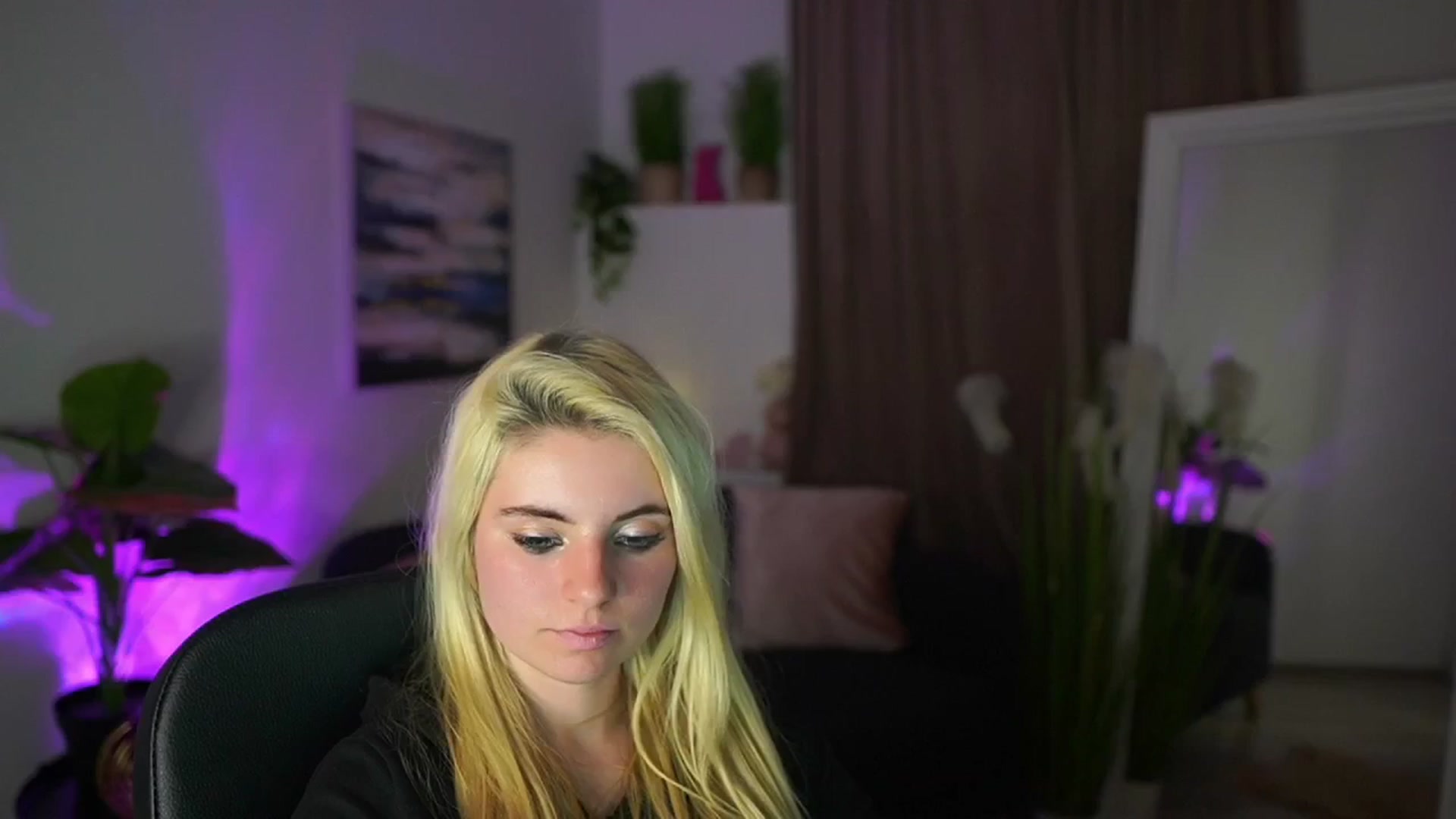 Gallery image thumbnail from Jetpearl74's myfreecams stream on, 03/23/2026, 01:15 image 8 of 20