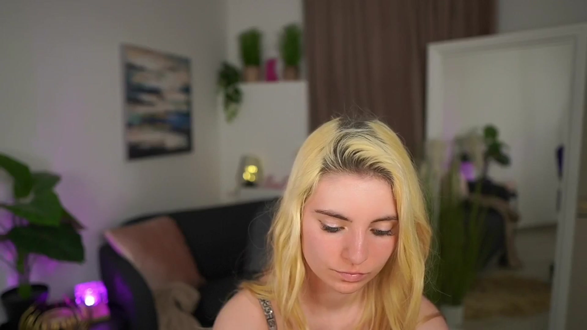 Gallery image thumbnail from Jetpearl74's myfreecams stream on, 03/26/2026, 01:03 image 17 of 20