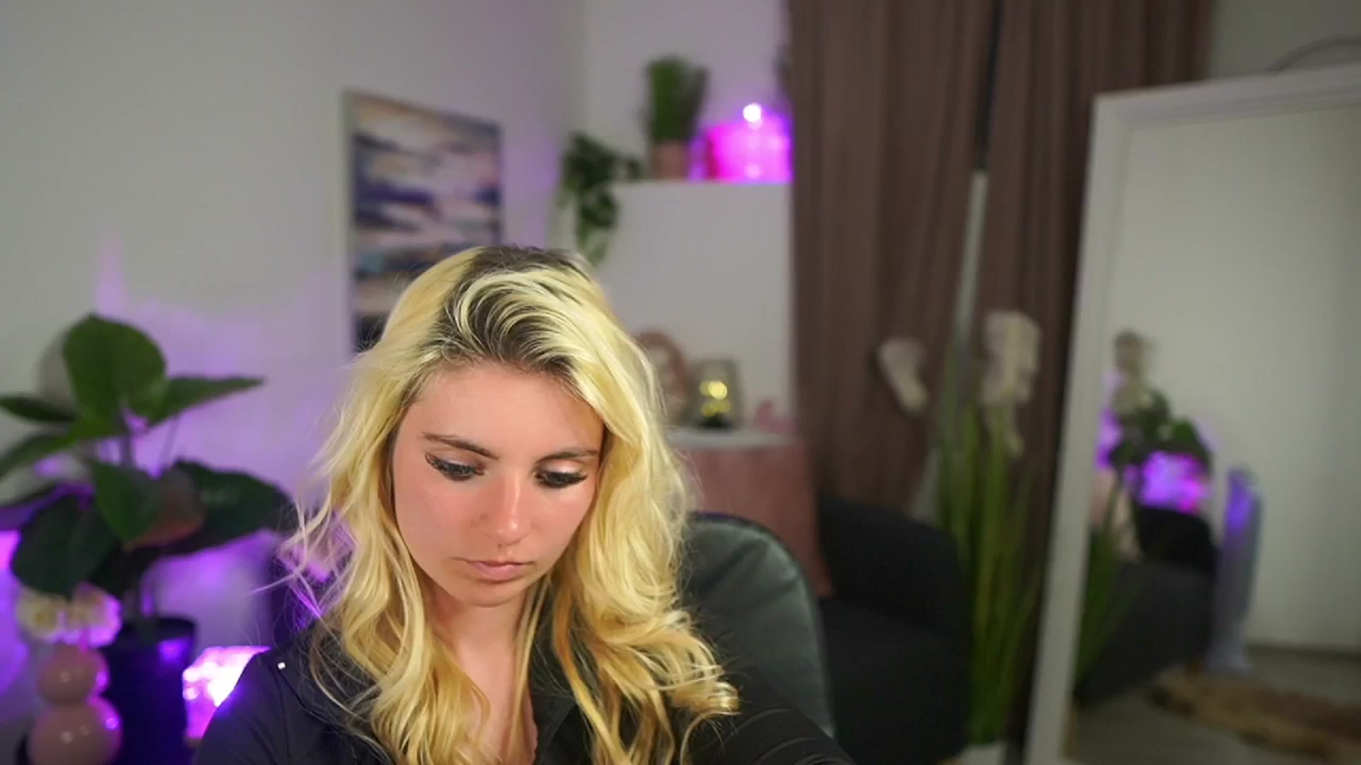Gallery image thumbnail from Jetpearl74's myfreecams stream on, 04/12/2026, 23:59 image 12 of 20