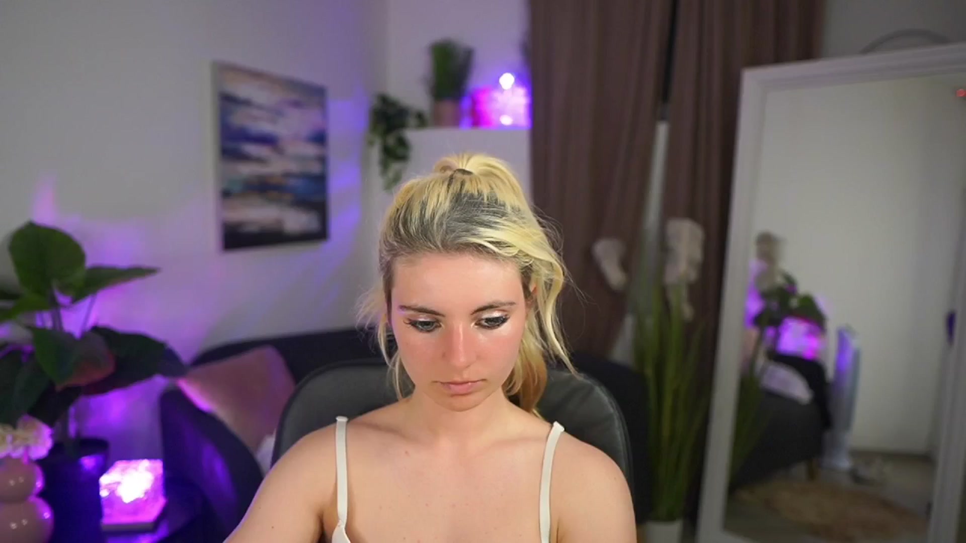 Gallery image thumbnail from Jetpearl74's myfreecams stream on, 04/22/2026, 21:02 image 10 of 20