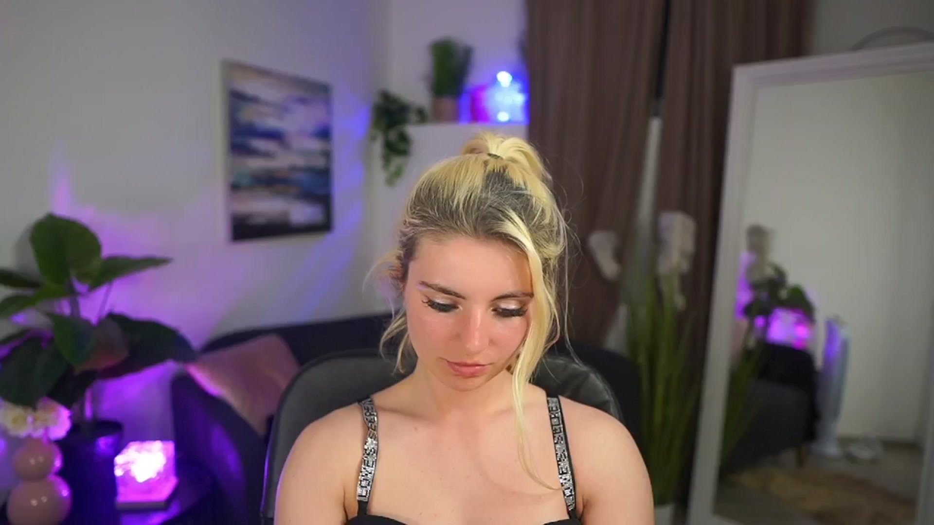 Gallery image thumbnail from Jetpearl74's myfreecams stream on, 04/23/2026, 21:37 image 14 of 20
