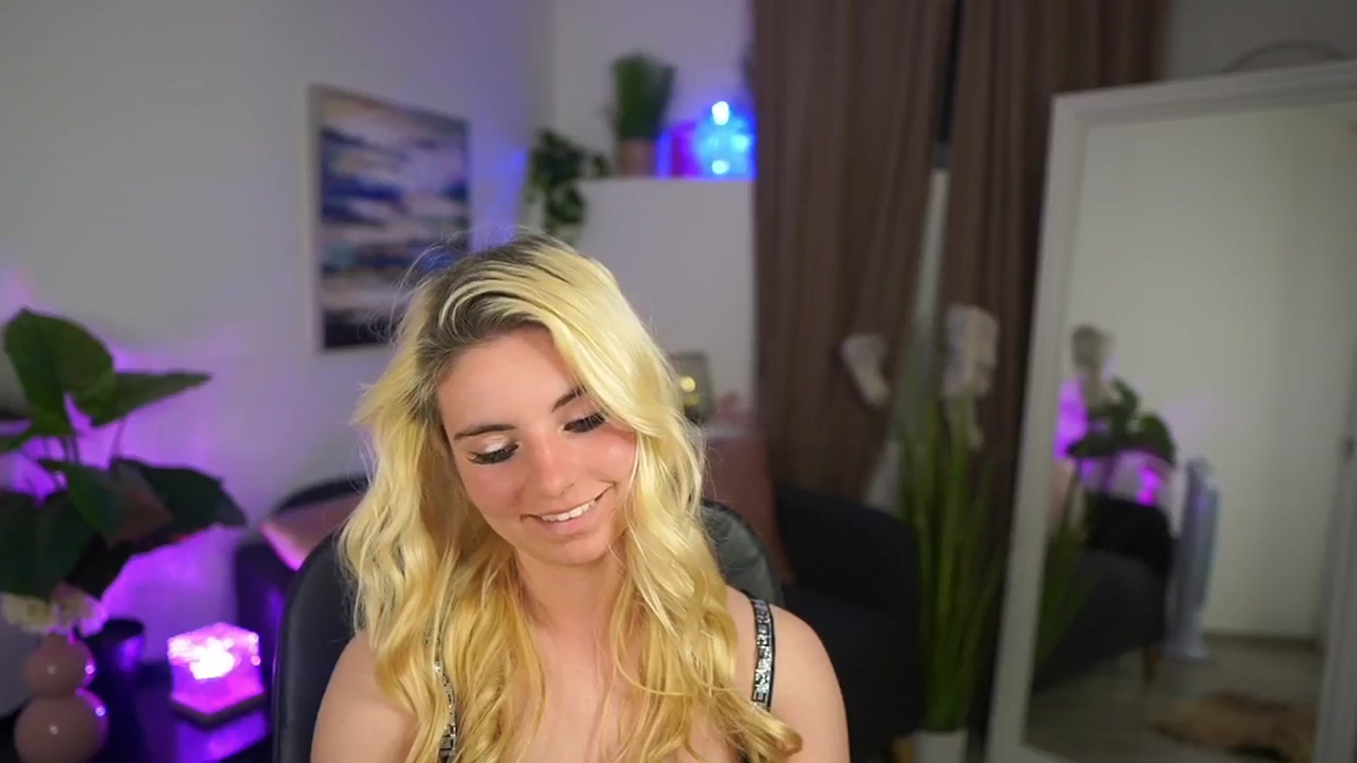 Gallery image thumbnail from Jetpearl74's myfreecams stream on, 04/26/2026, 22:32 image 15 of 20