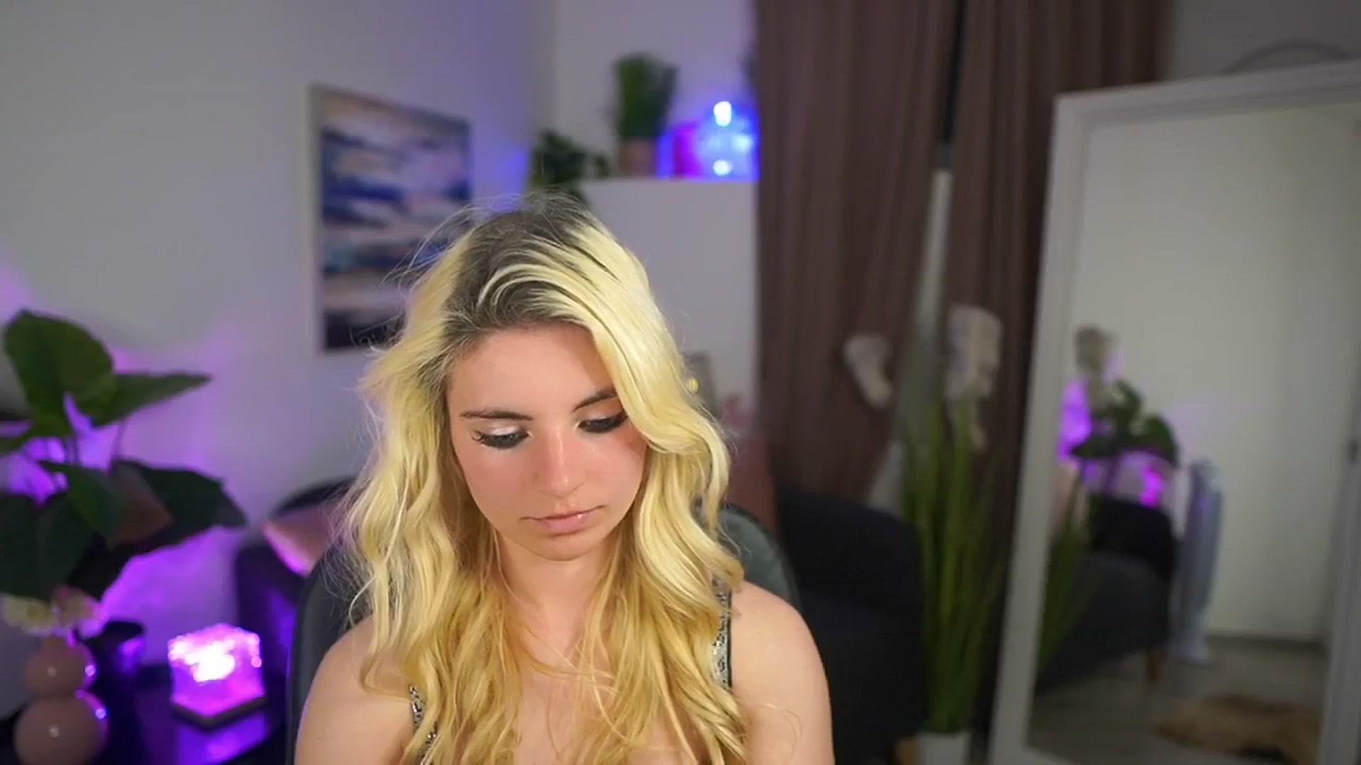 Gallery image thumbnail from Jetpearl74's myfreecams stream on, 04/26/2026, 22:32 image 17 of 20