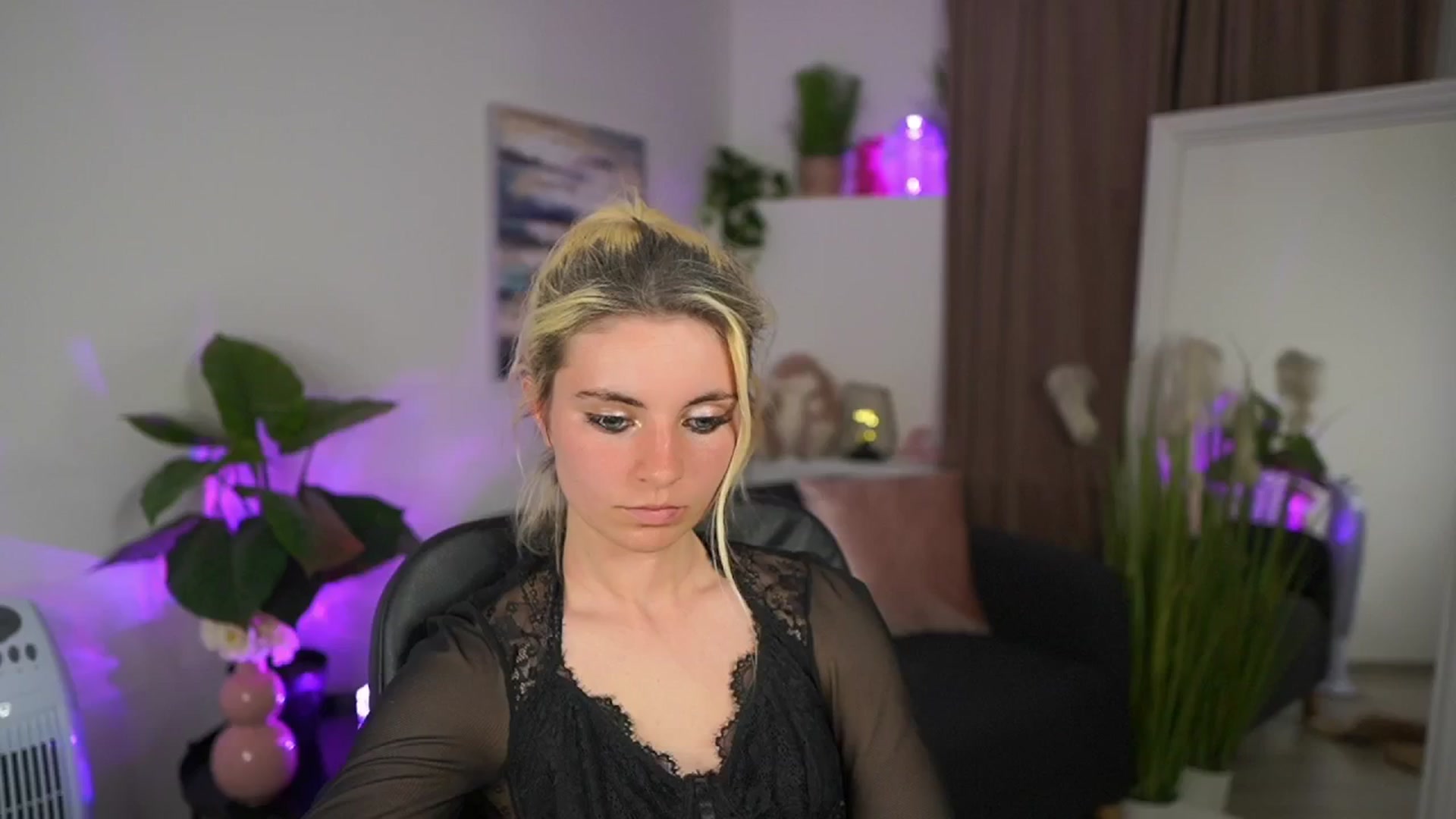 Gallery image thumbnail from Jetpearl74's myfreecams stream on, 04/30/2026, 21:04 image 13 of 20