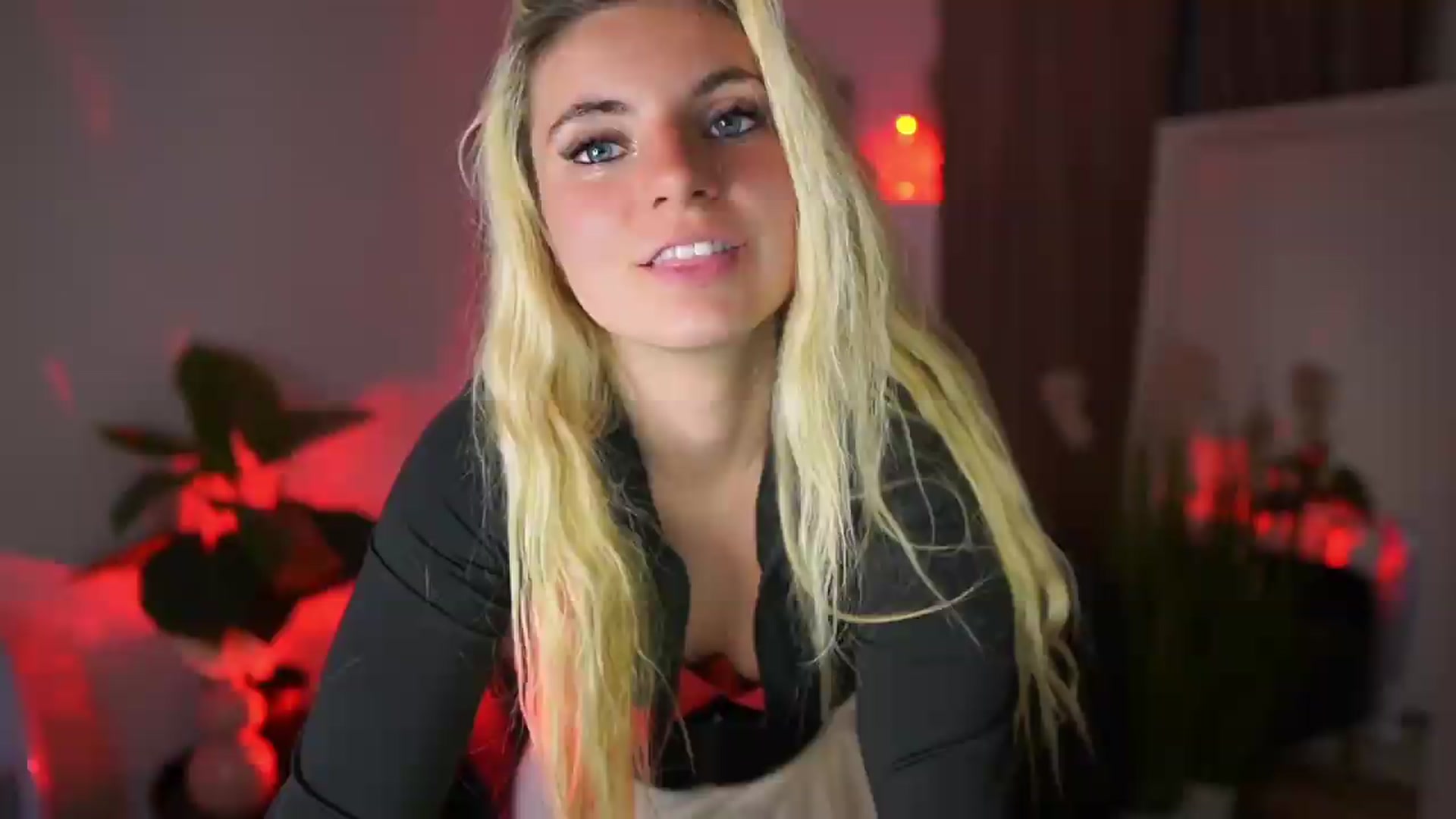 Gallery image thumbnail from Jetpearl74's myfreecams stream on, 05/06/2026, 20:35 image 15 of 20