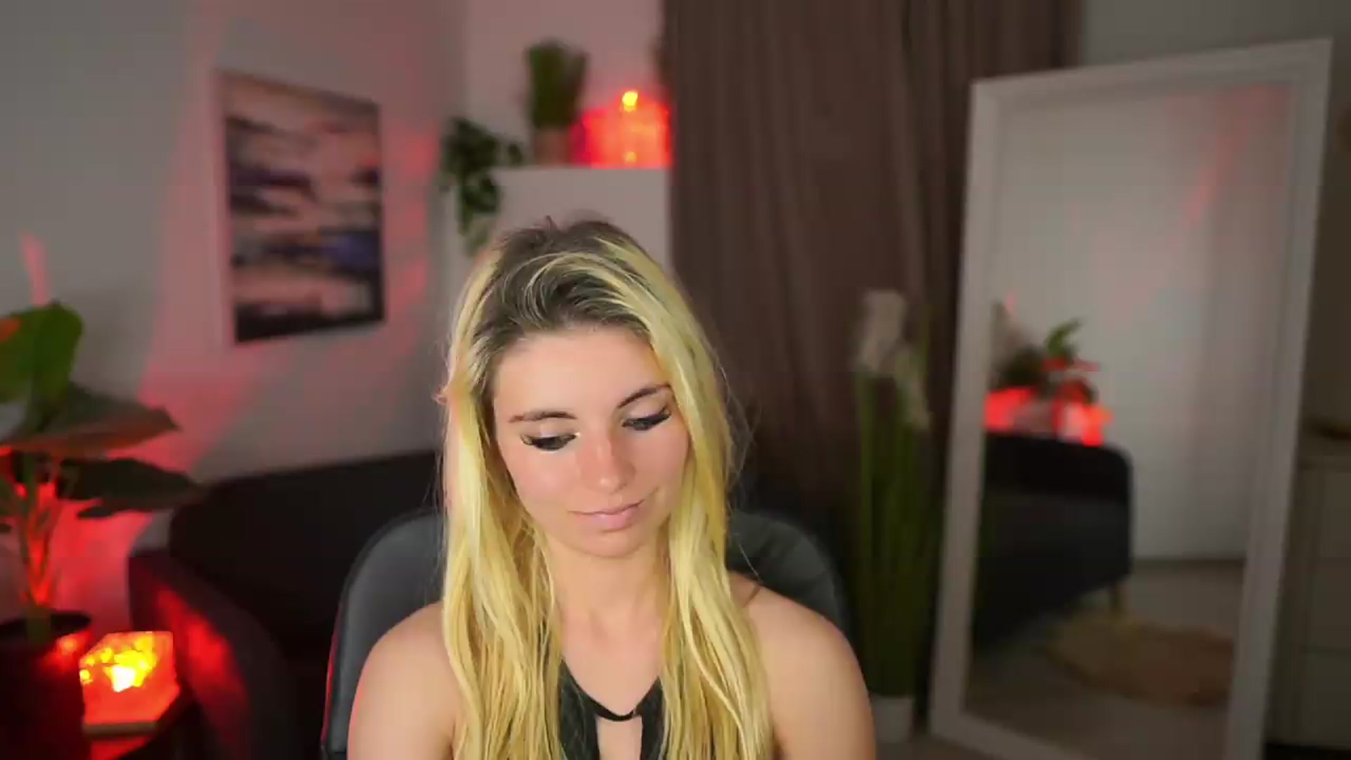 Gallery image thumbnail from Jetpearl74's myfreecams stream on, 05/18/2026, 24:58 image 16 of 20