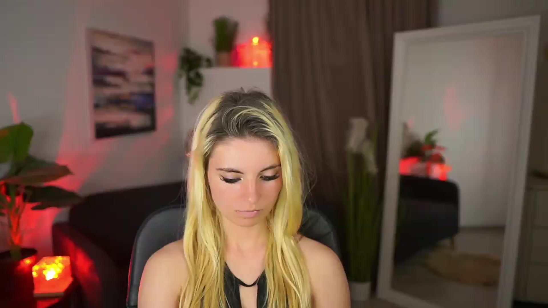 Gallery image thumbnail from Jetpearl74's myfreecams stream on, 05/18/2026, 24:58 image 17 of 20