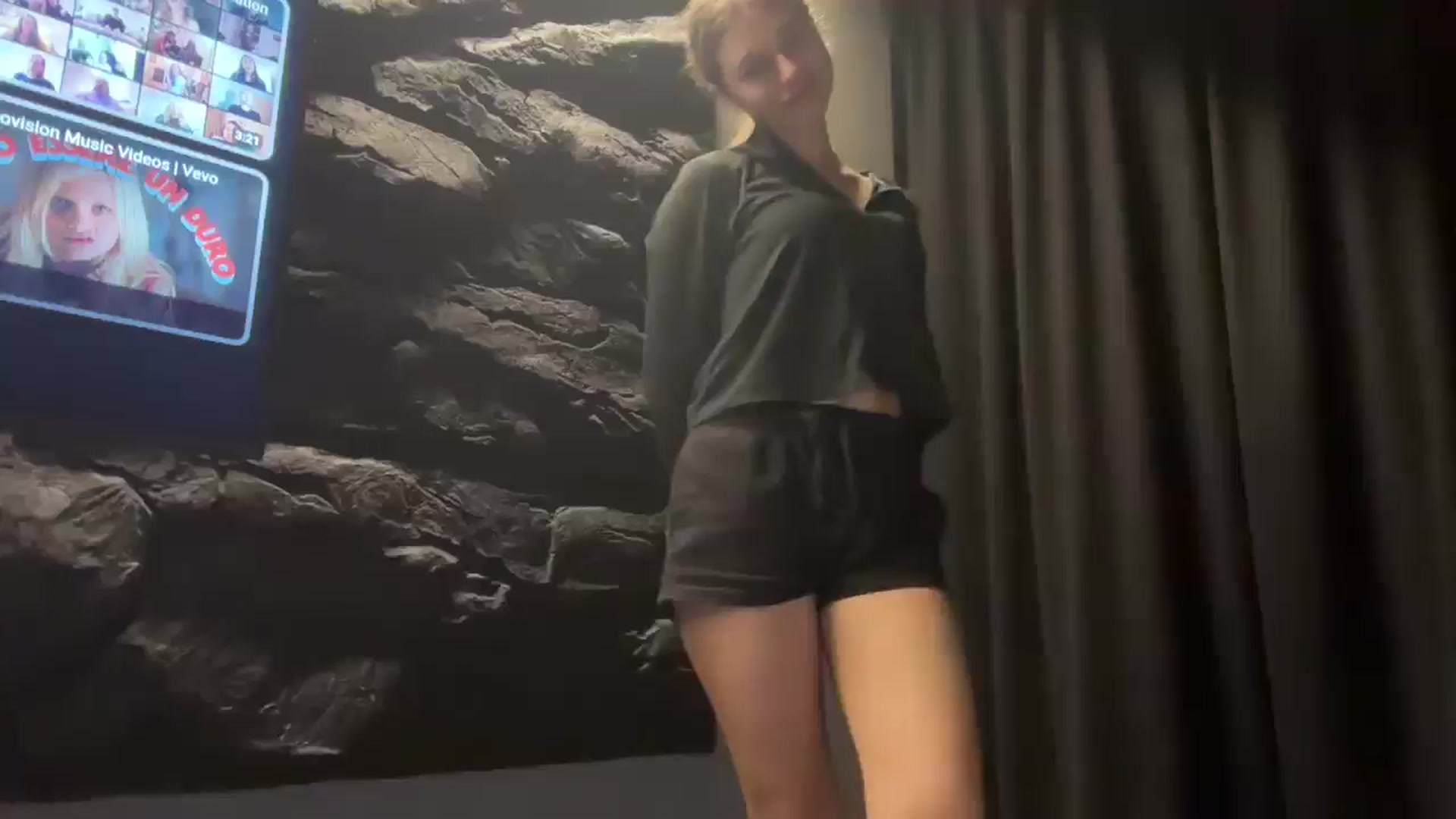 Gallery image thumbnail from JewelReigns's myfreecams stream on, 10/19/2025, 17:41 image 1 of 20