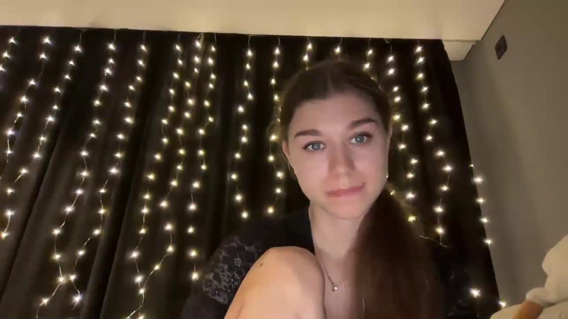 Gallery image thumbnail from JewelReigns's myfreecams stream on, 12/17/2025, 17:19 image 18 of 20