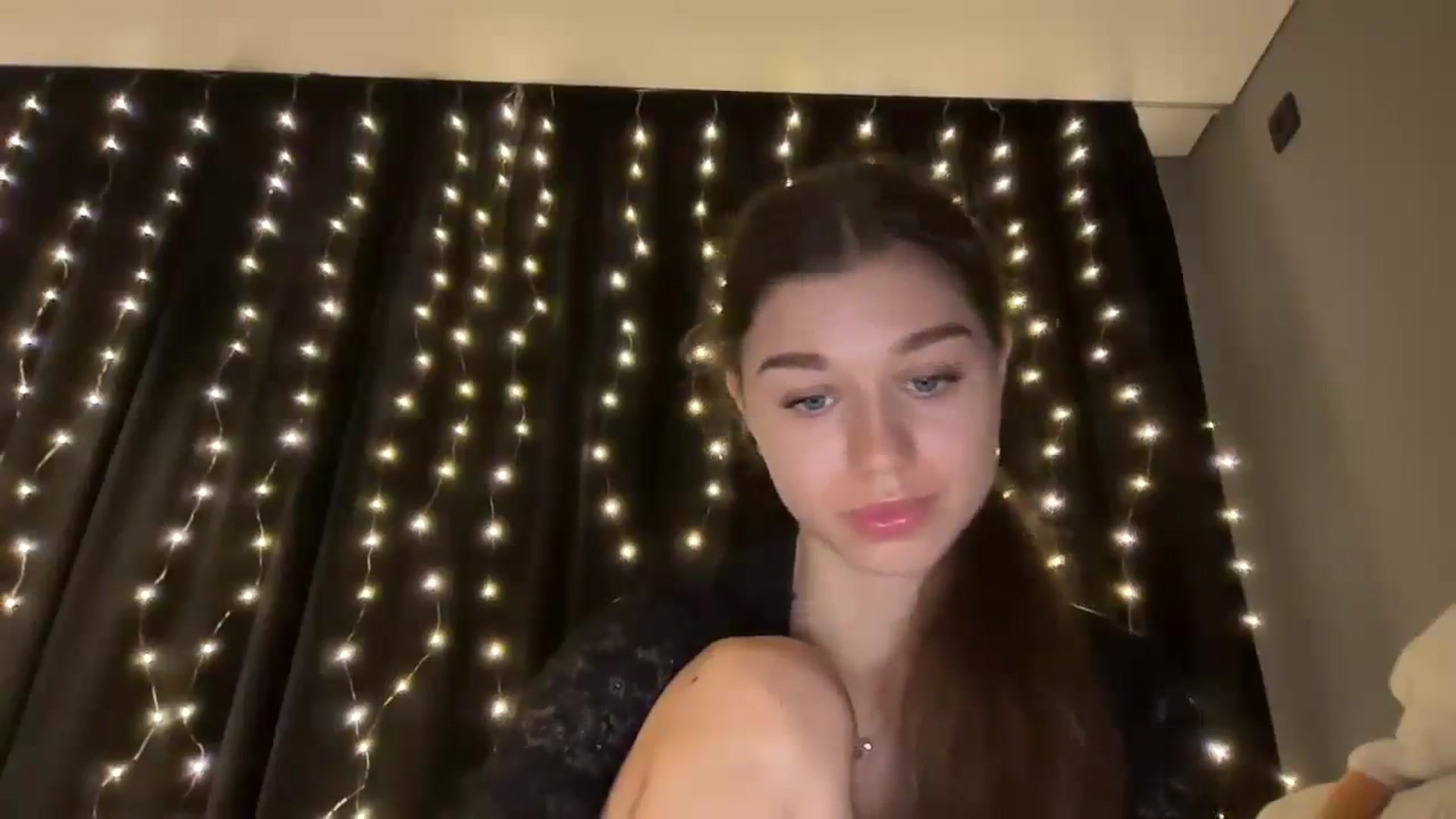 Gallery image thumbnail from JewelReigns's myfreecams stream on, 12/17/2025, 17:19 image 17 of 20